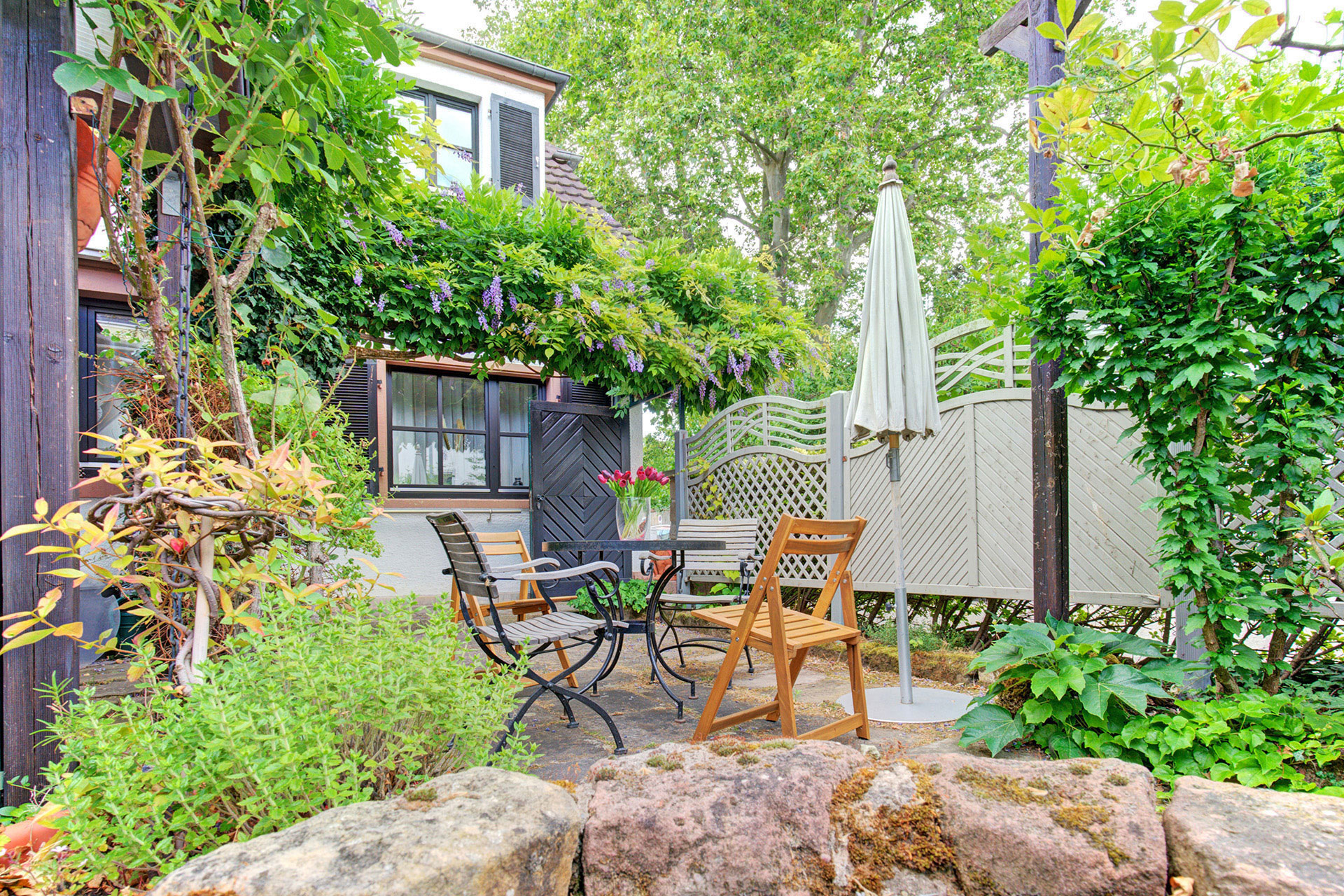 garten mit sitzgruppe von ferienhaus professionell fotografiert