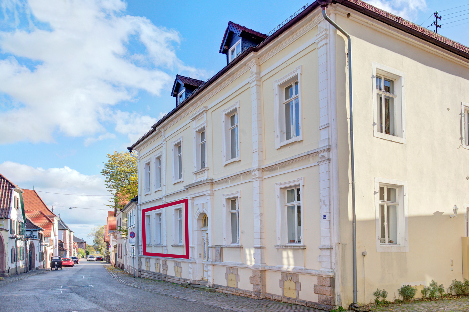 aussenfoto villa zweistöckig und blauer Himmel