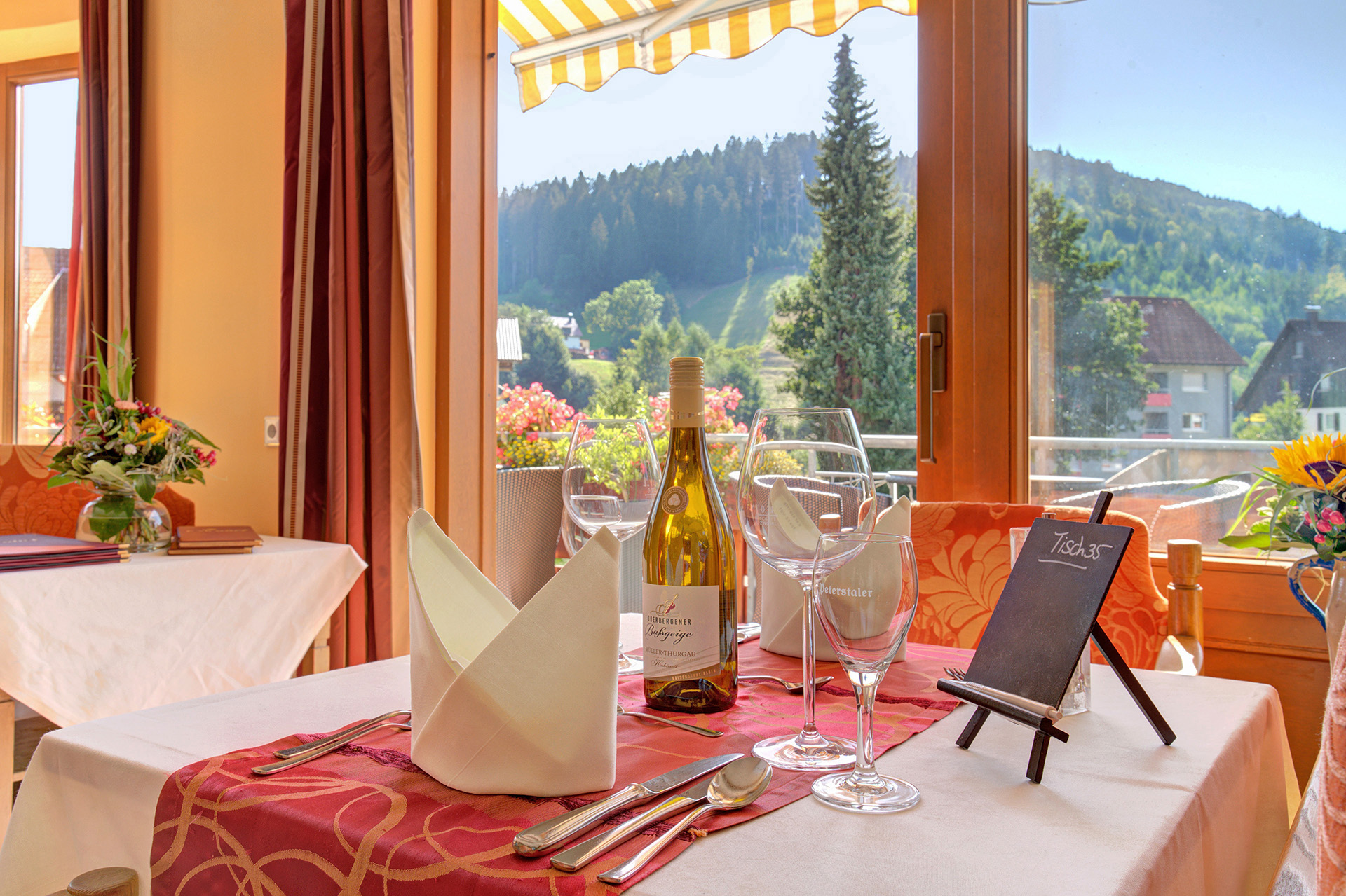 gedeckter kleiner tisch im restaurant mit blick auf schwarzwald