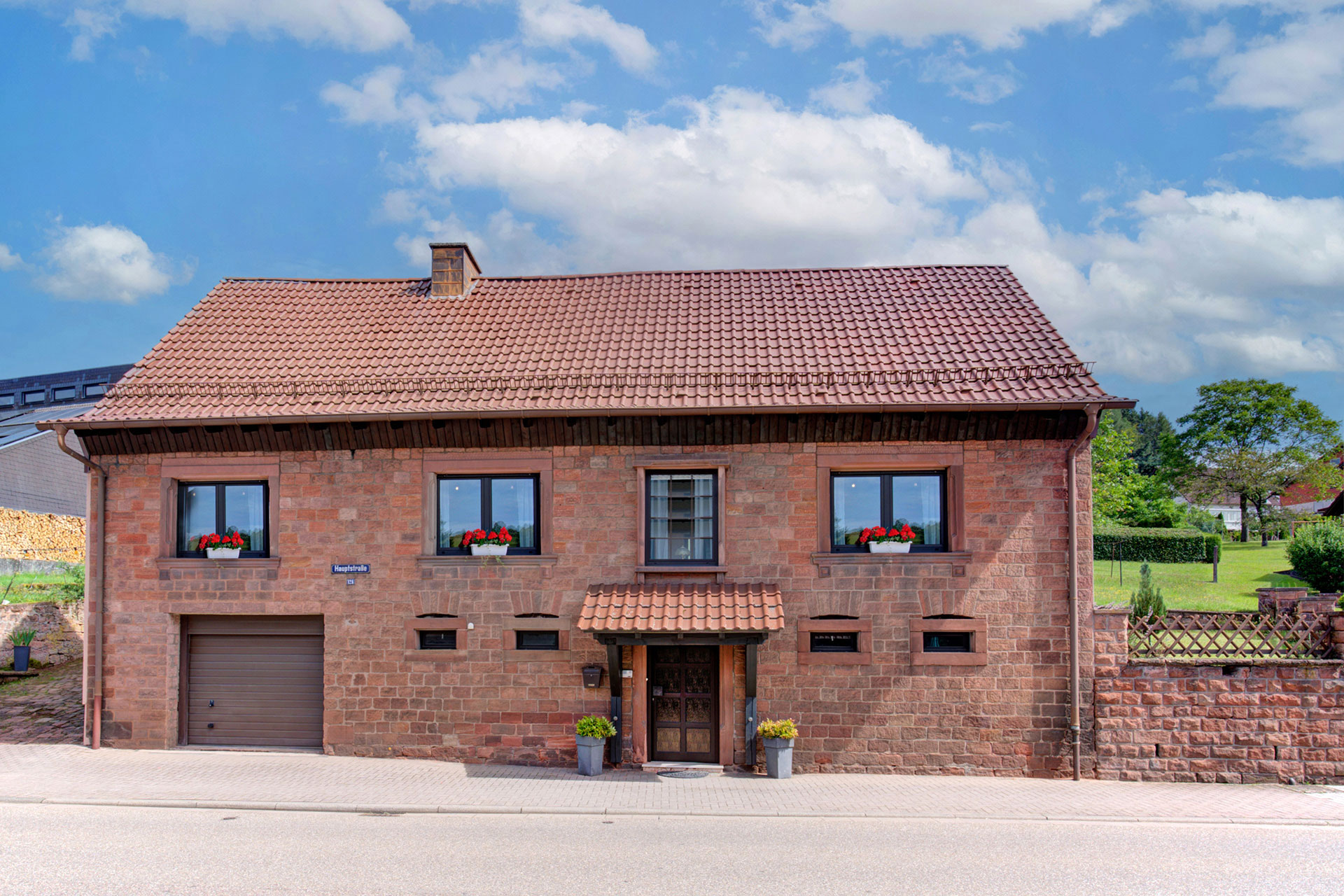 Ferienhaus frontal von aussen mit blauem Himmel