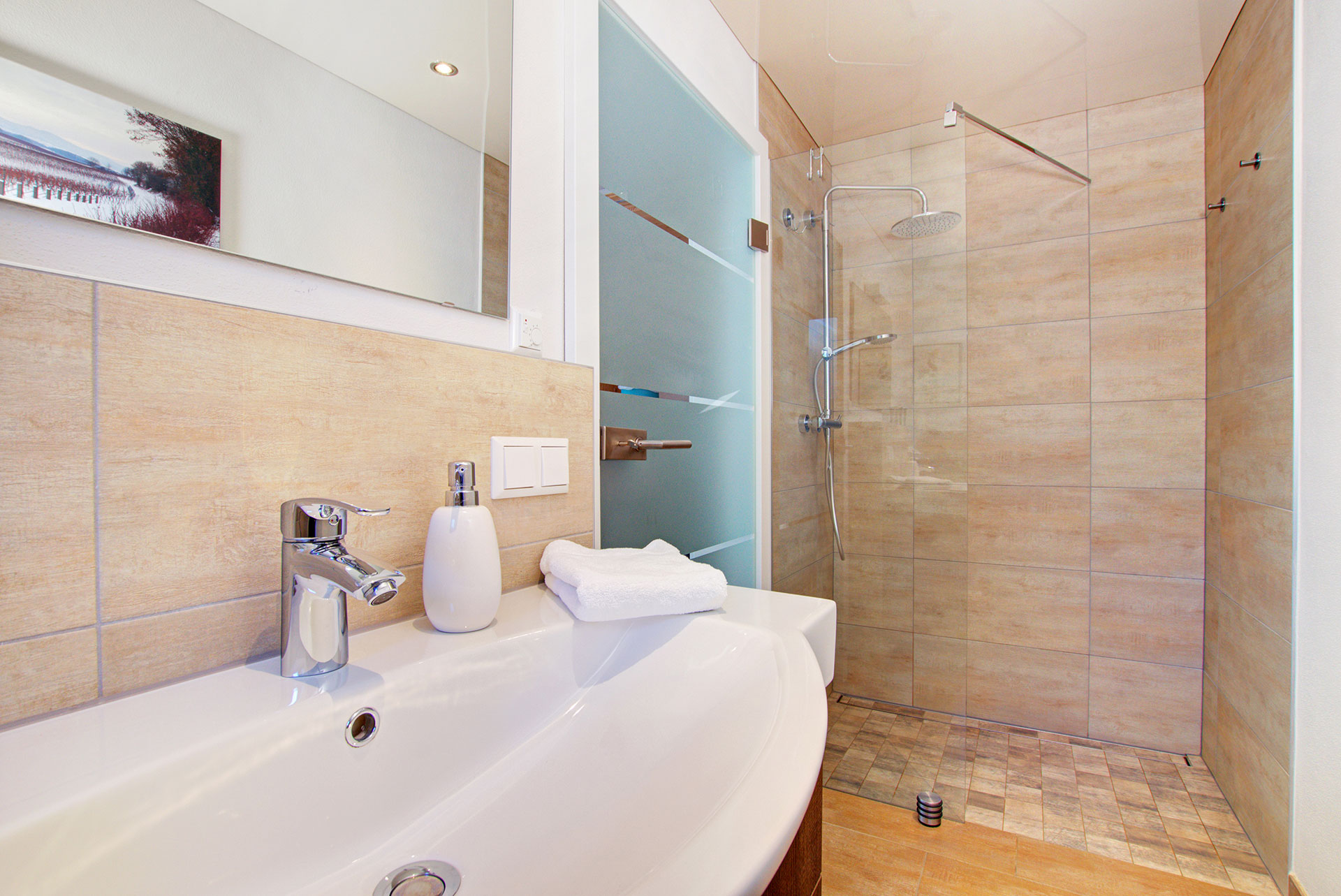 ferienwohnung fotografieren modernes badezimmer mit waschbecken und dusche