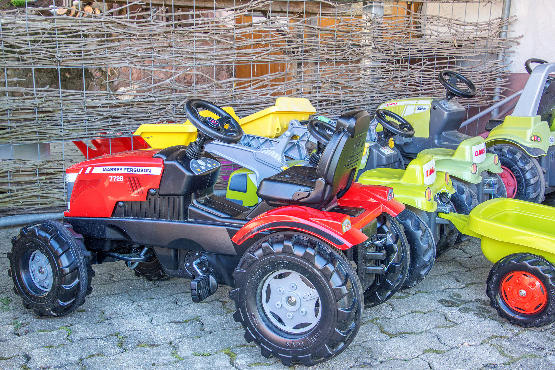 ferienhof foto kinderfahrzeugpool