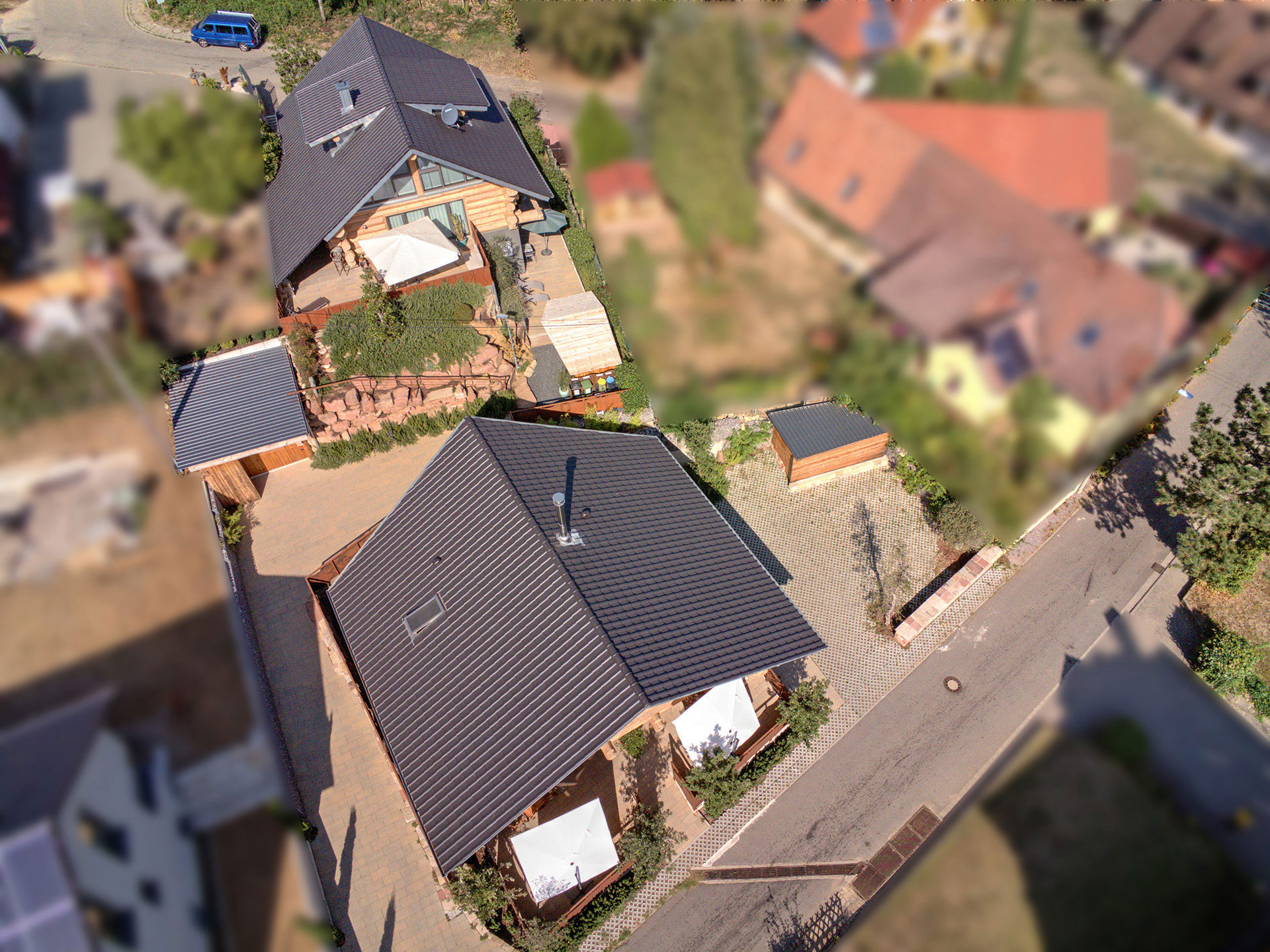 Design-Holzhaus nahe der Deutschen Weinstraße, eingebettet in alten Ort mit weichgezeichneten Nachbargrundstücken