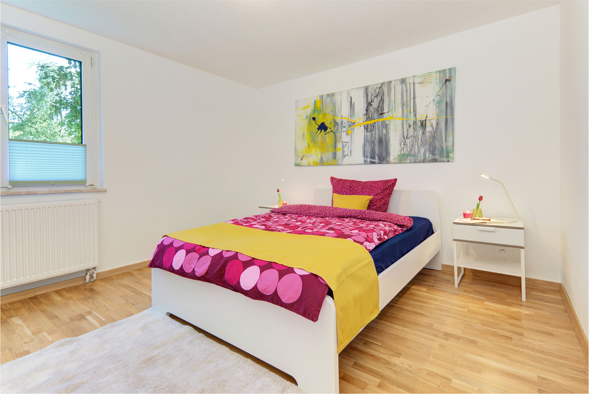 apartment fotografieren schlafzimmer okkerfarbener bettläufer und kissen auf lila bettwäsche