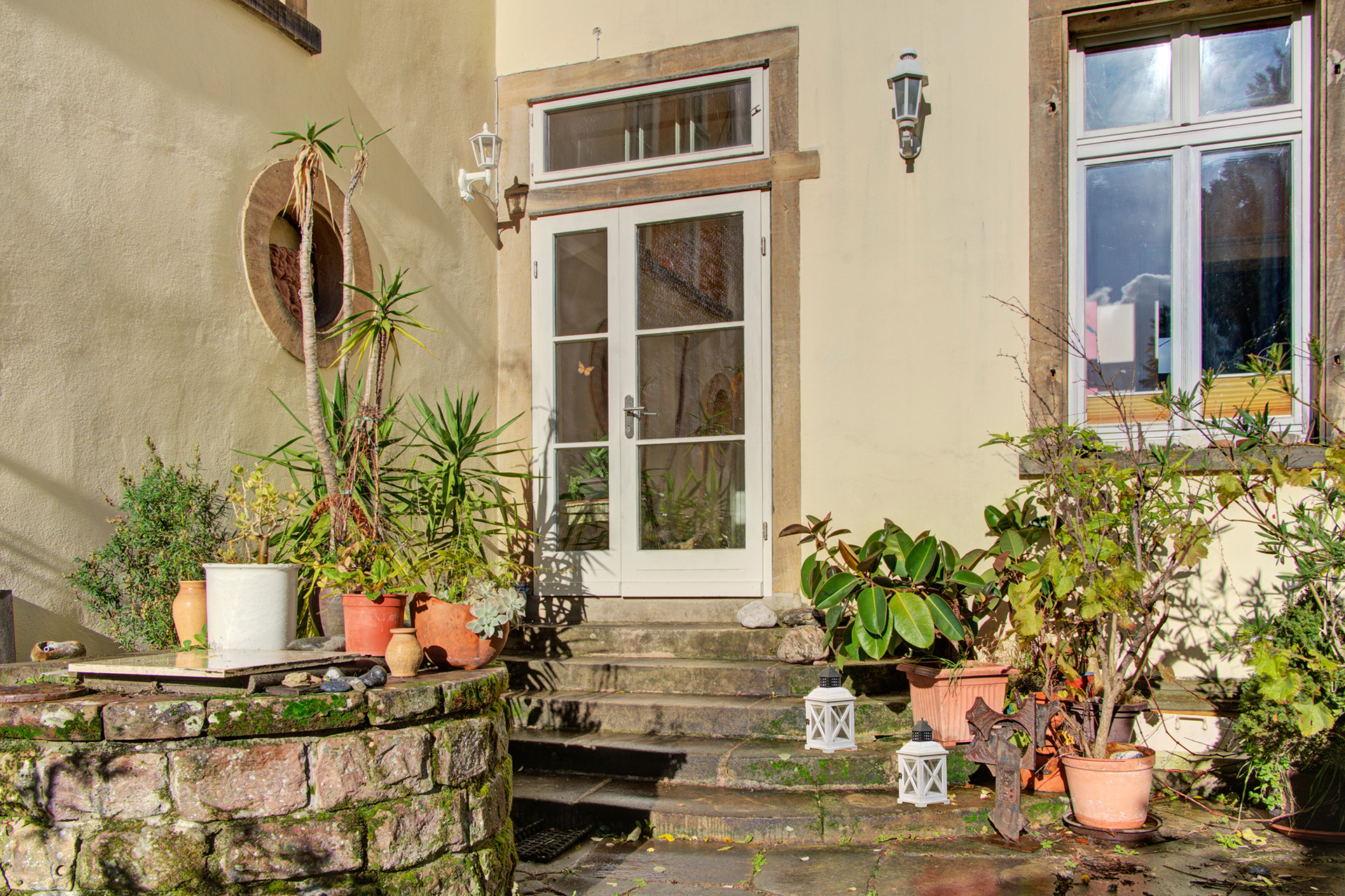 eingang vom garten in die villa mit treppe pflanzen und lichtern