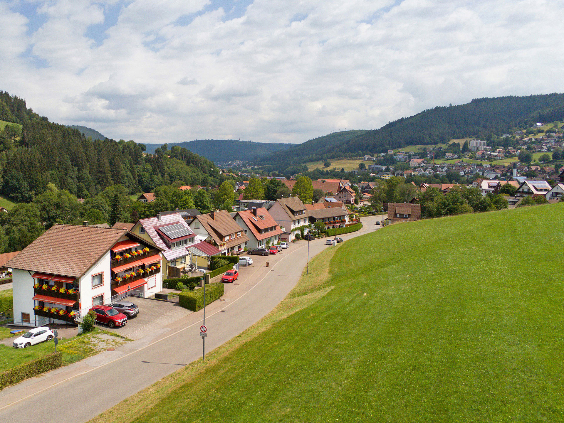 in tannenwälder und wiesen eingebettetes Gästehaus in Baiersbronn - aus der Vorgelperspektive