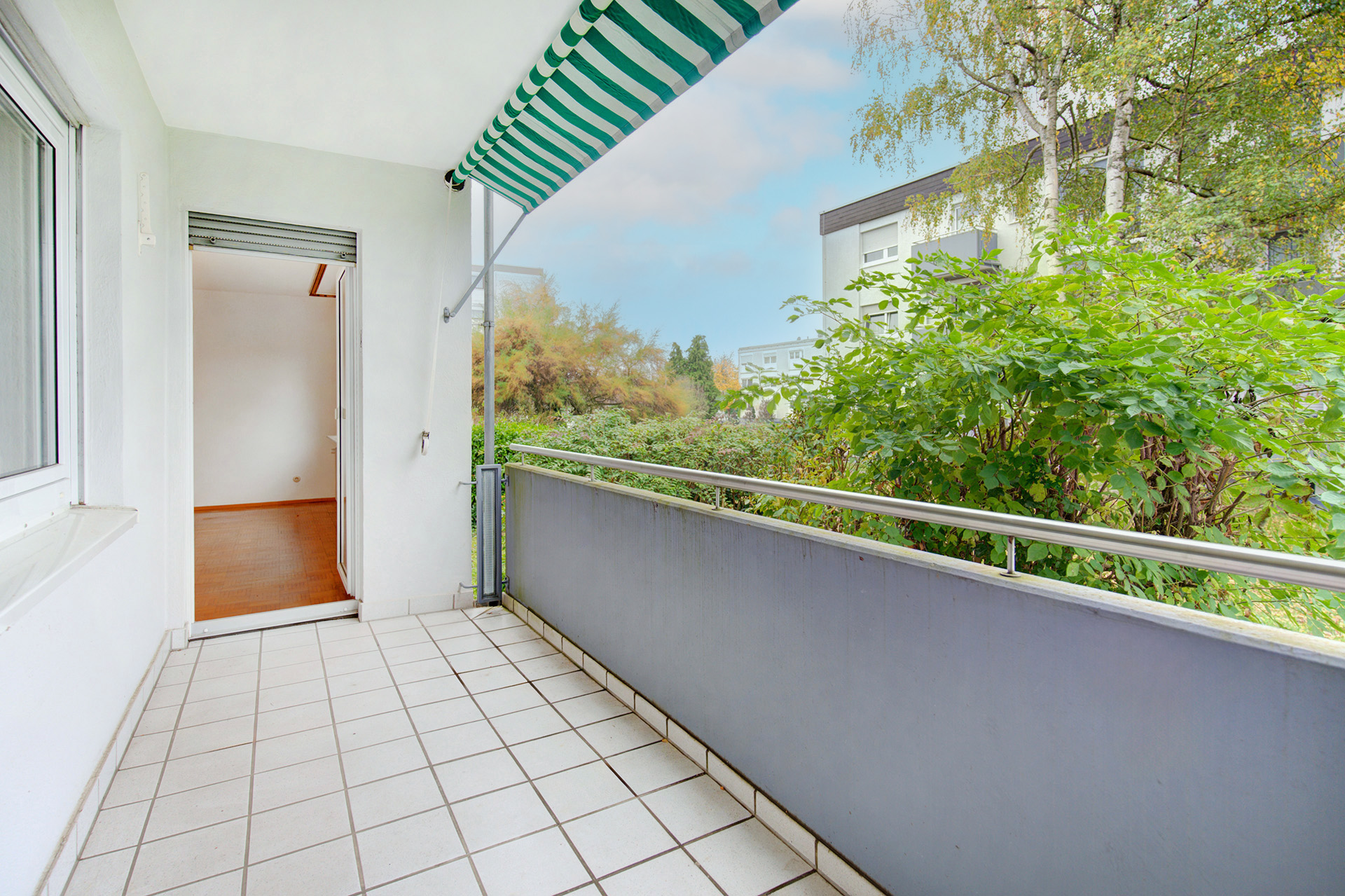 Balkon mit Blick auf Markise und Garten vom immobilien fotograf