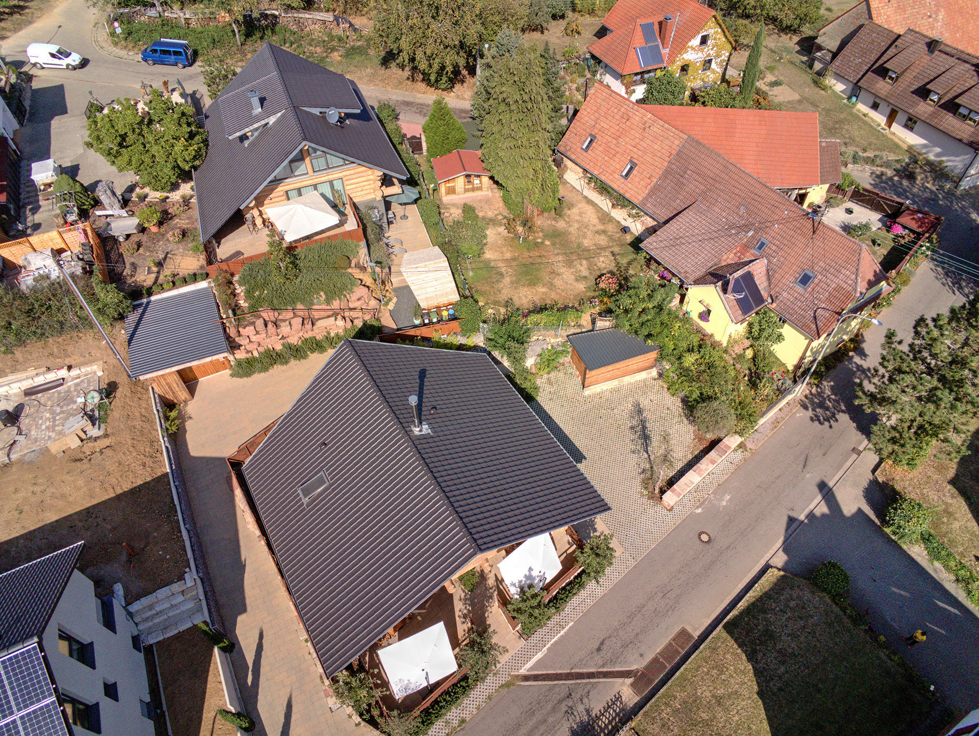 luftbildaufnahme ferienhaus von oben mit blick auf dach