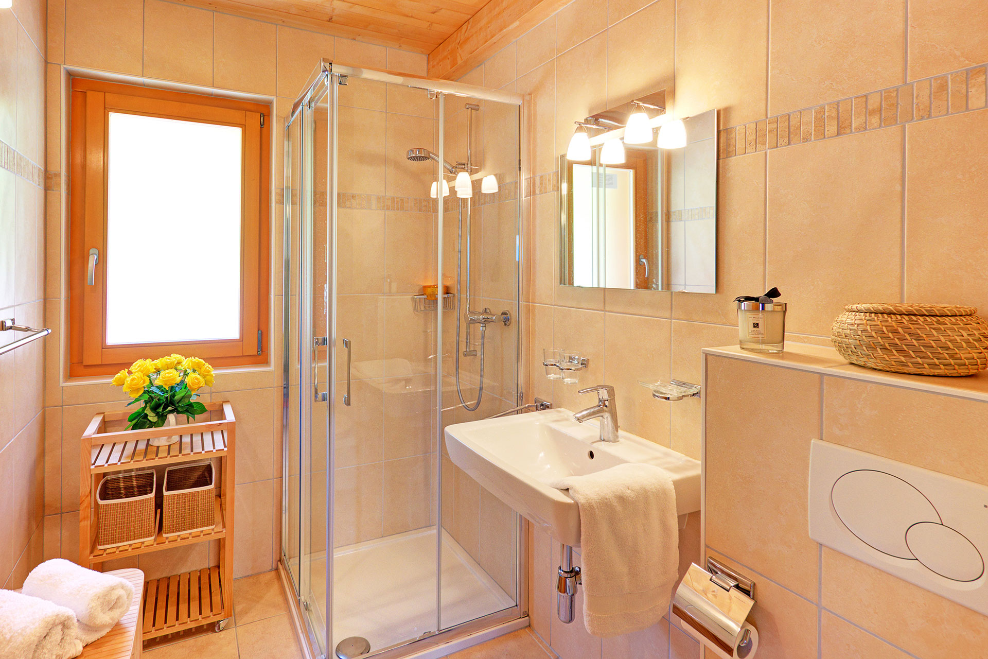 ferienhaus fotobadezimmer mit dusche hinter glaswaenden und waschbecken