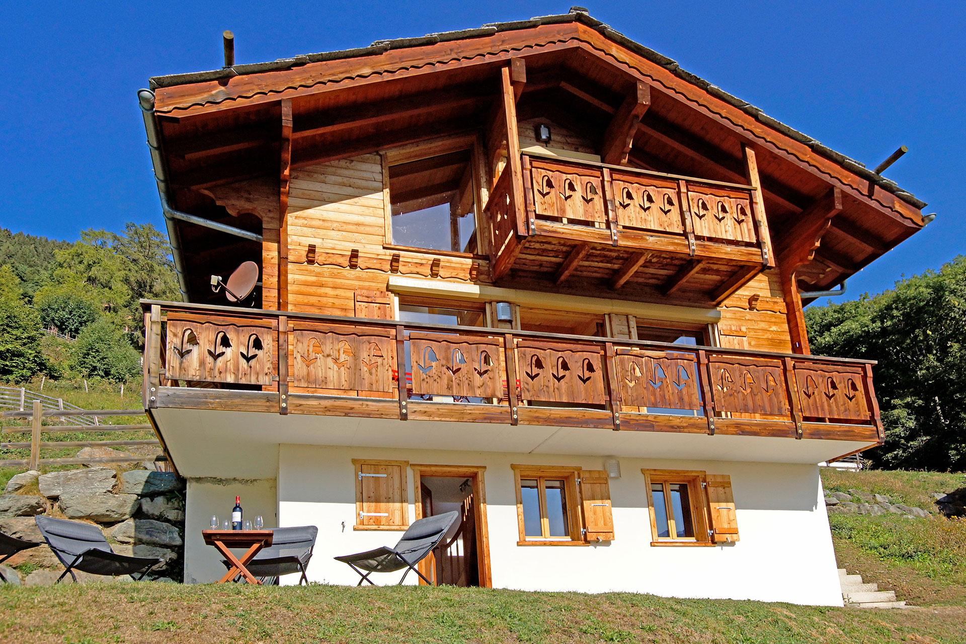 ferienhaus foto aussenbild vom holzchalet mit blauem himmel