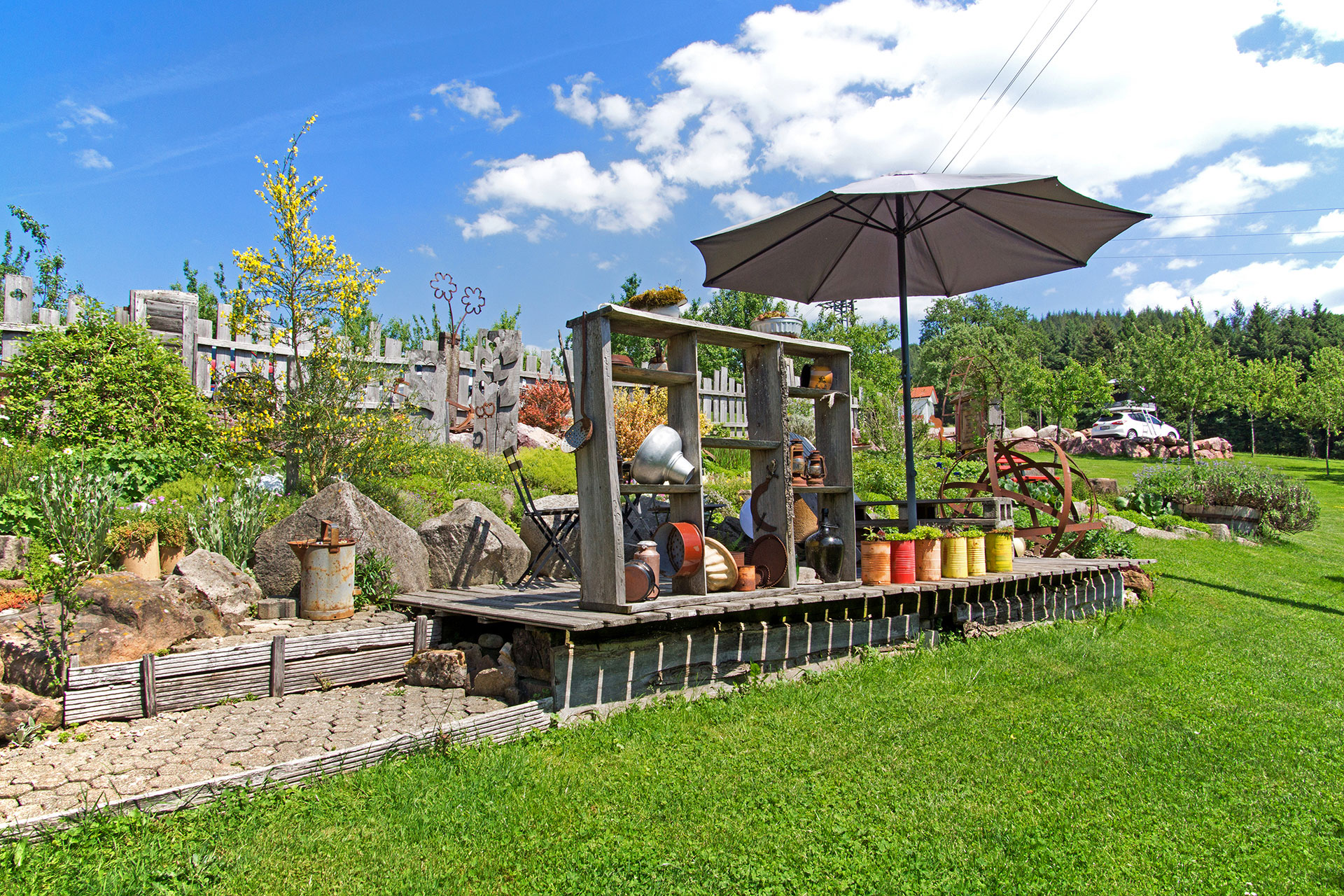 ferienhof foto barfusspark mit sitzgruppe und sonnenschirm