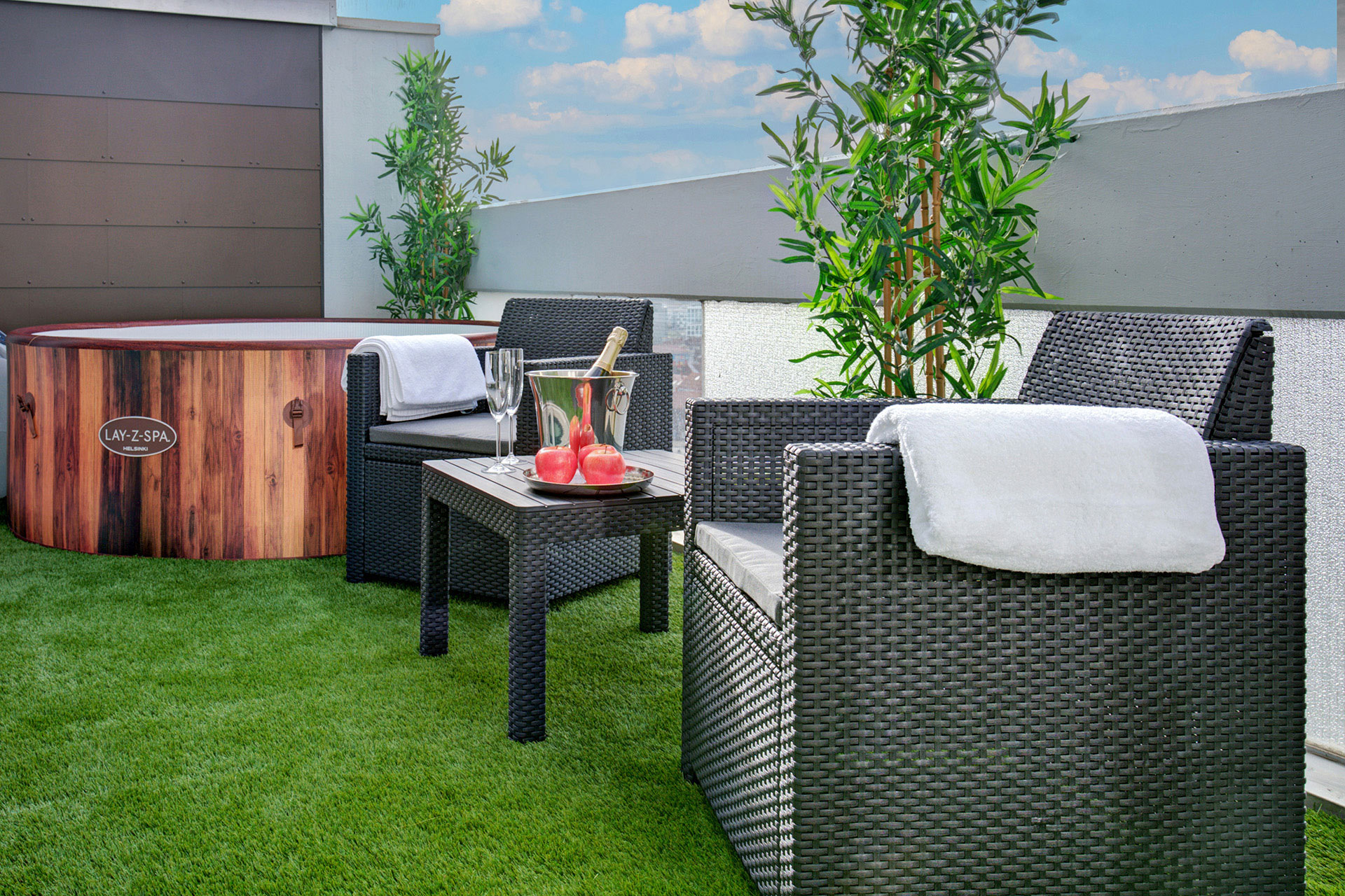 whirlpool mit zweiter sitzgruppe und sektgedeck in penthouse
