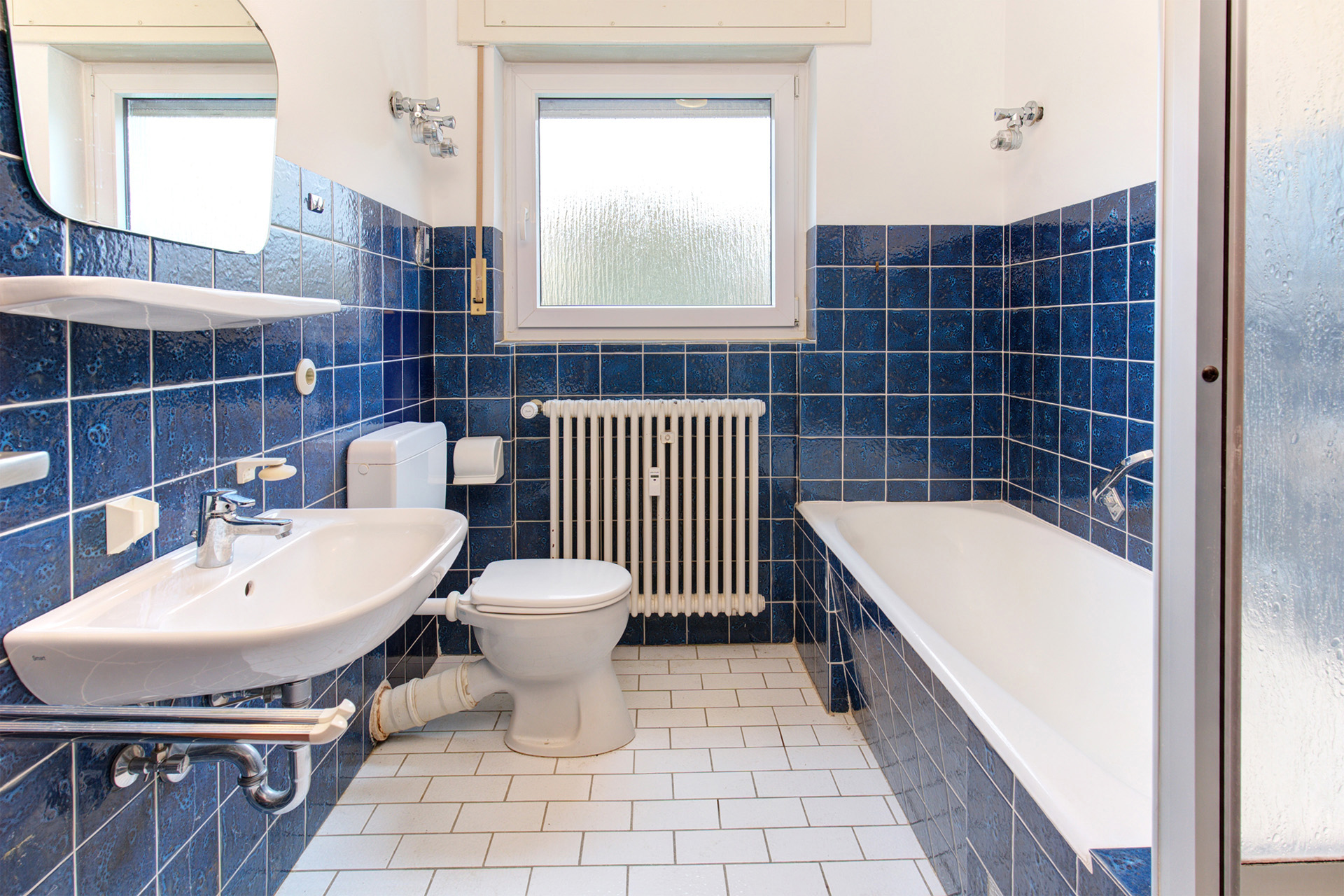Badezimmer mit Badewanne waschbecken und Fensterblick