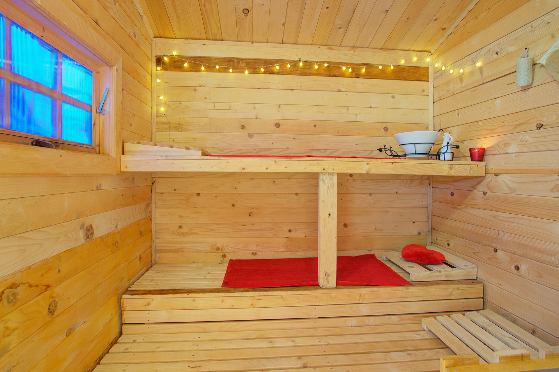 ferienhaus foto sauna mit roten handtuechern und lichterkette