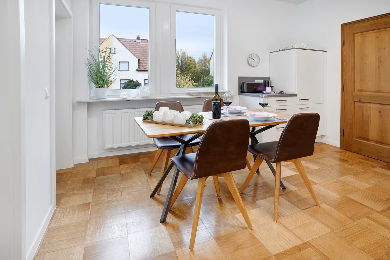 Essbereich mit vier stühlen und blick zum fenster - vom fotograf für ferienwohnungen