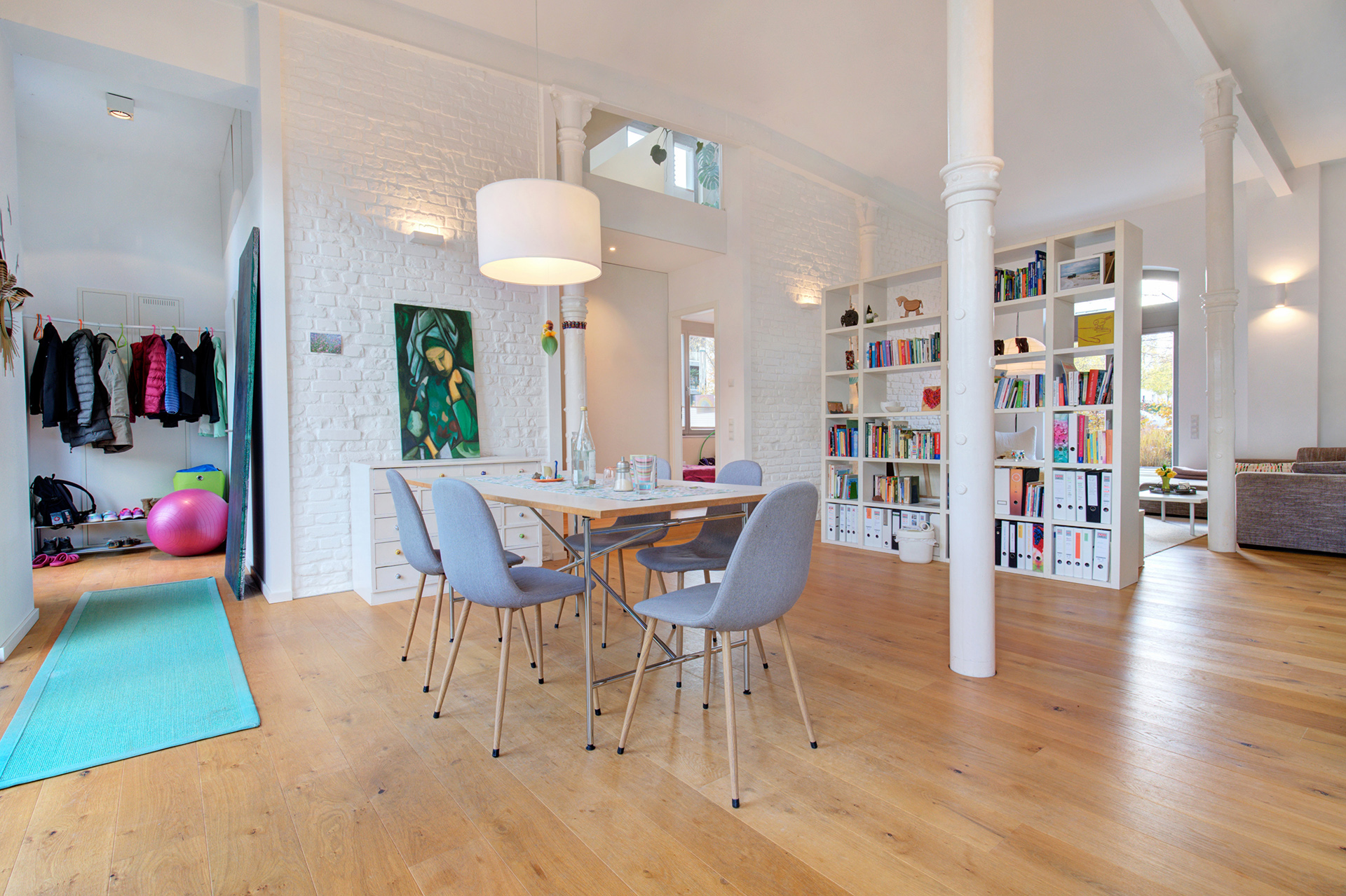 Geräumiger Essbereich mit Blick auf Gang und Bücherregalfront vom Immobilien fotograf