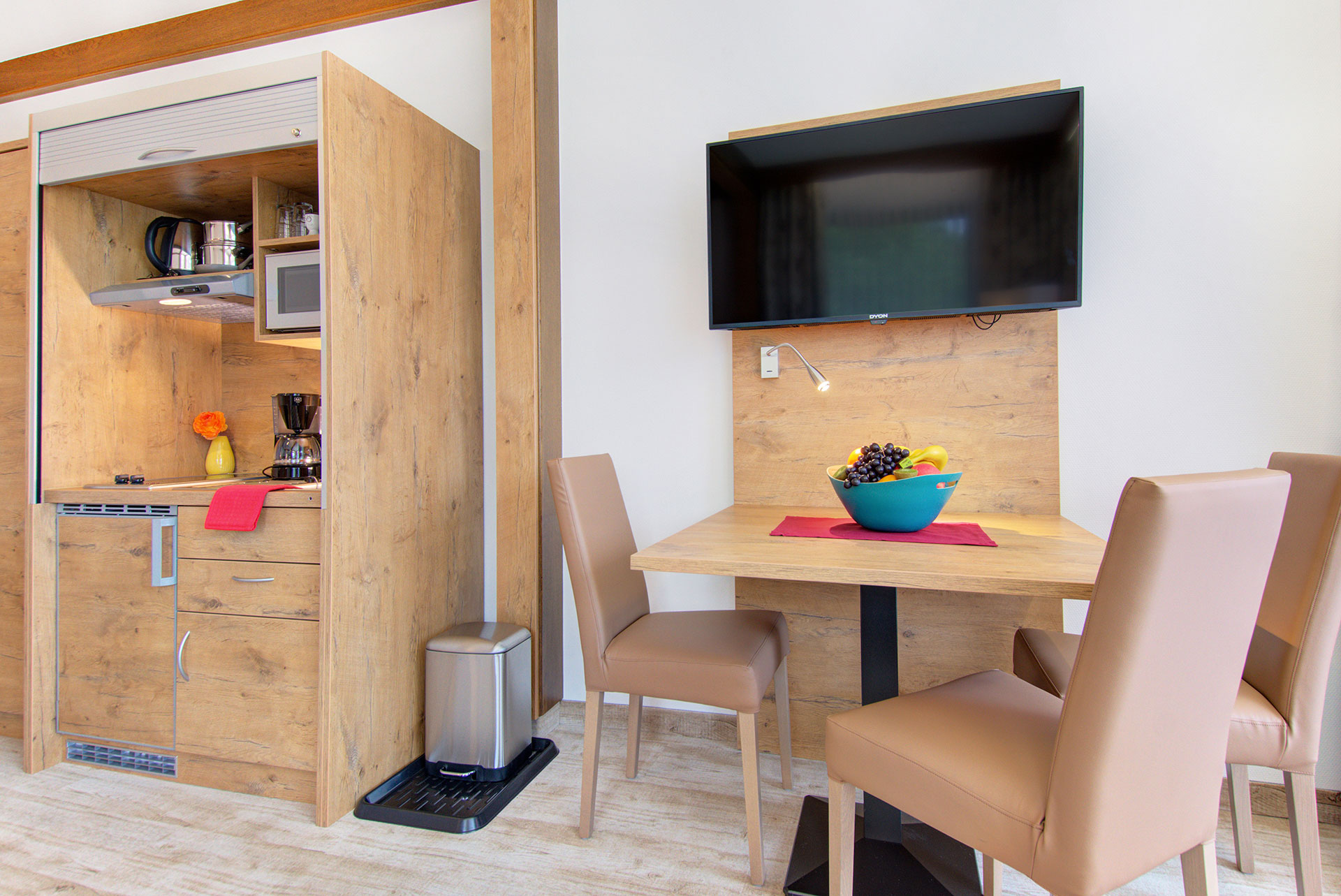 essbereich mit TV und kitchenette in apartment