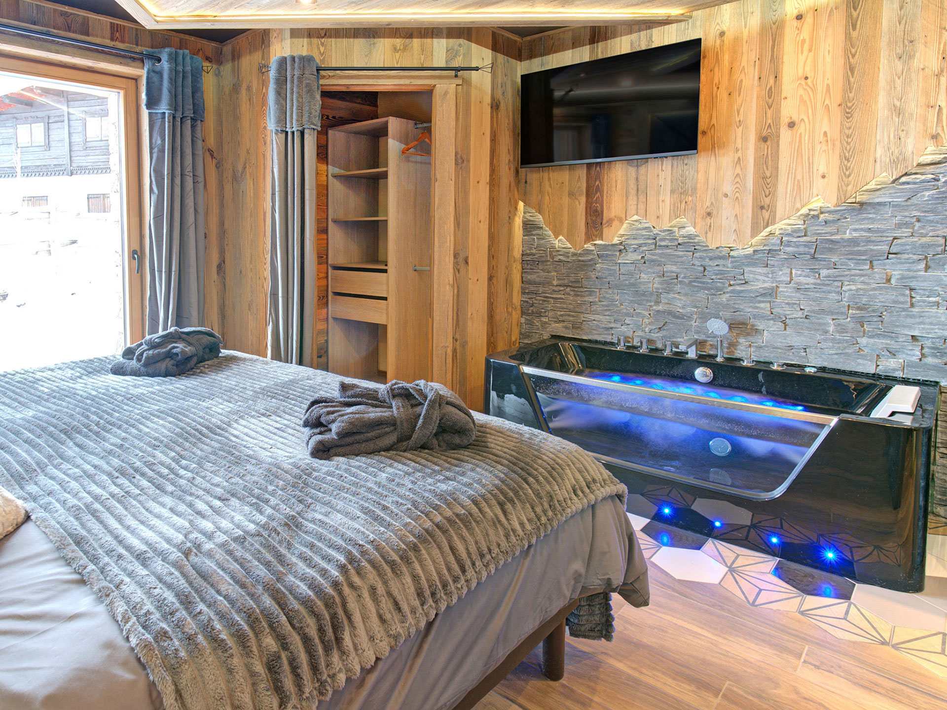 Schlafzimmer aus Naturholz - Immobilienfoto mit Hydrojet Badewanne