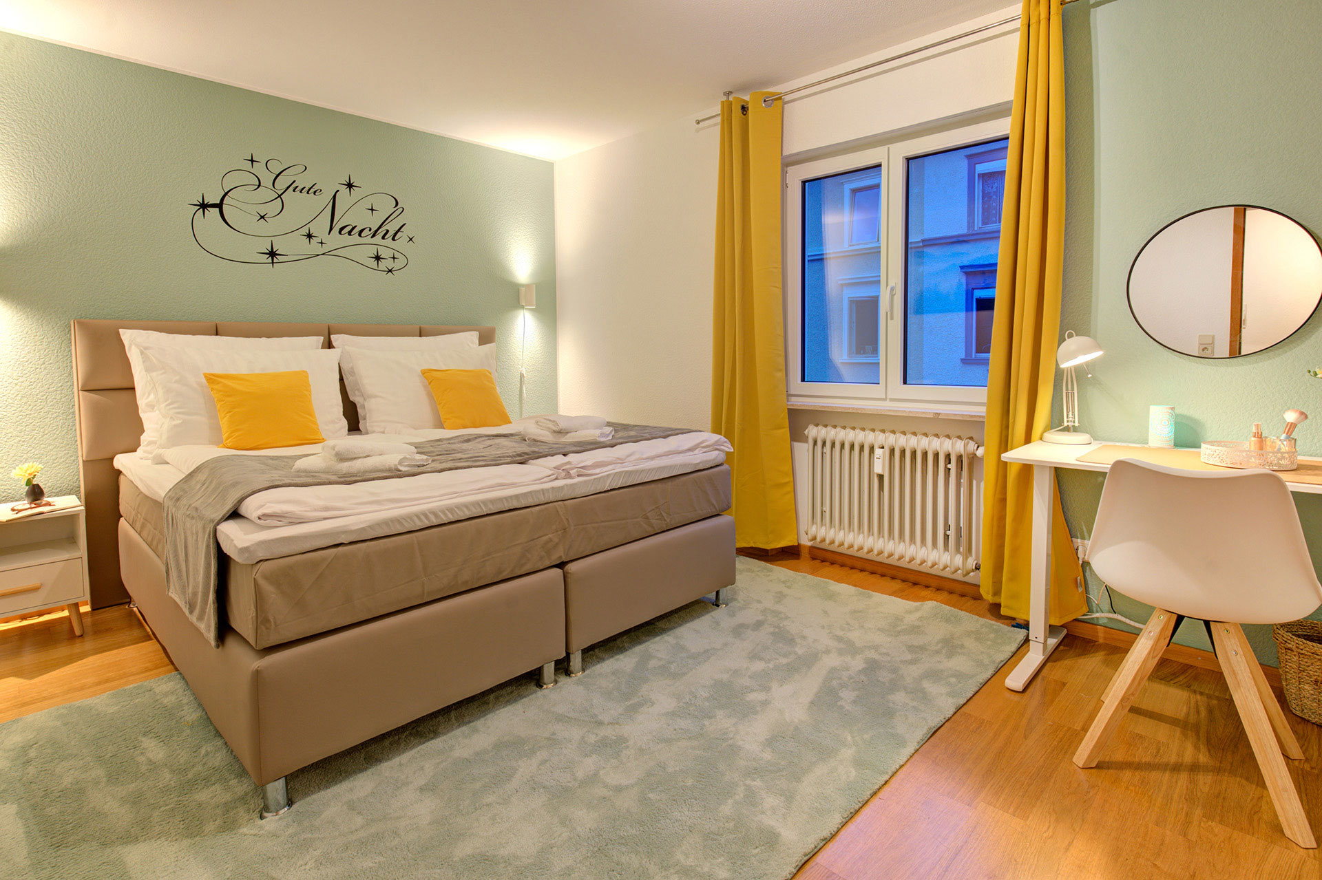 schlafzimmer in abendstimmung mit beautybereich in ferienwohnung
