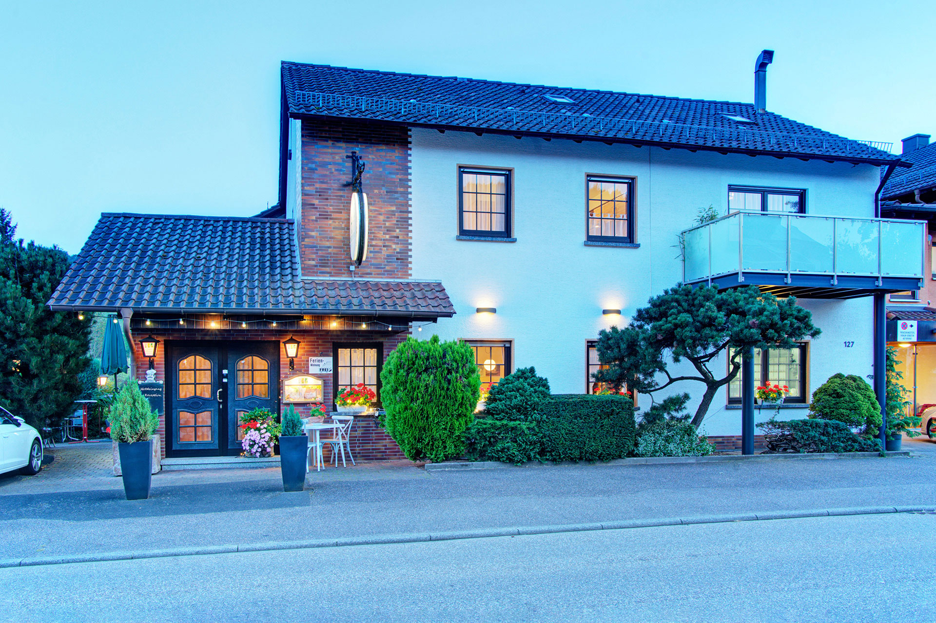 kleines Hotel zur blauen Stunde fotografiert