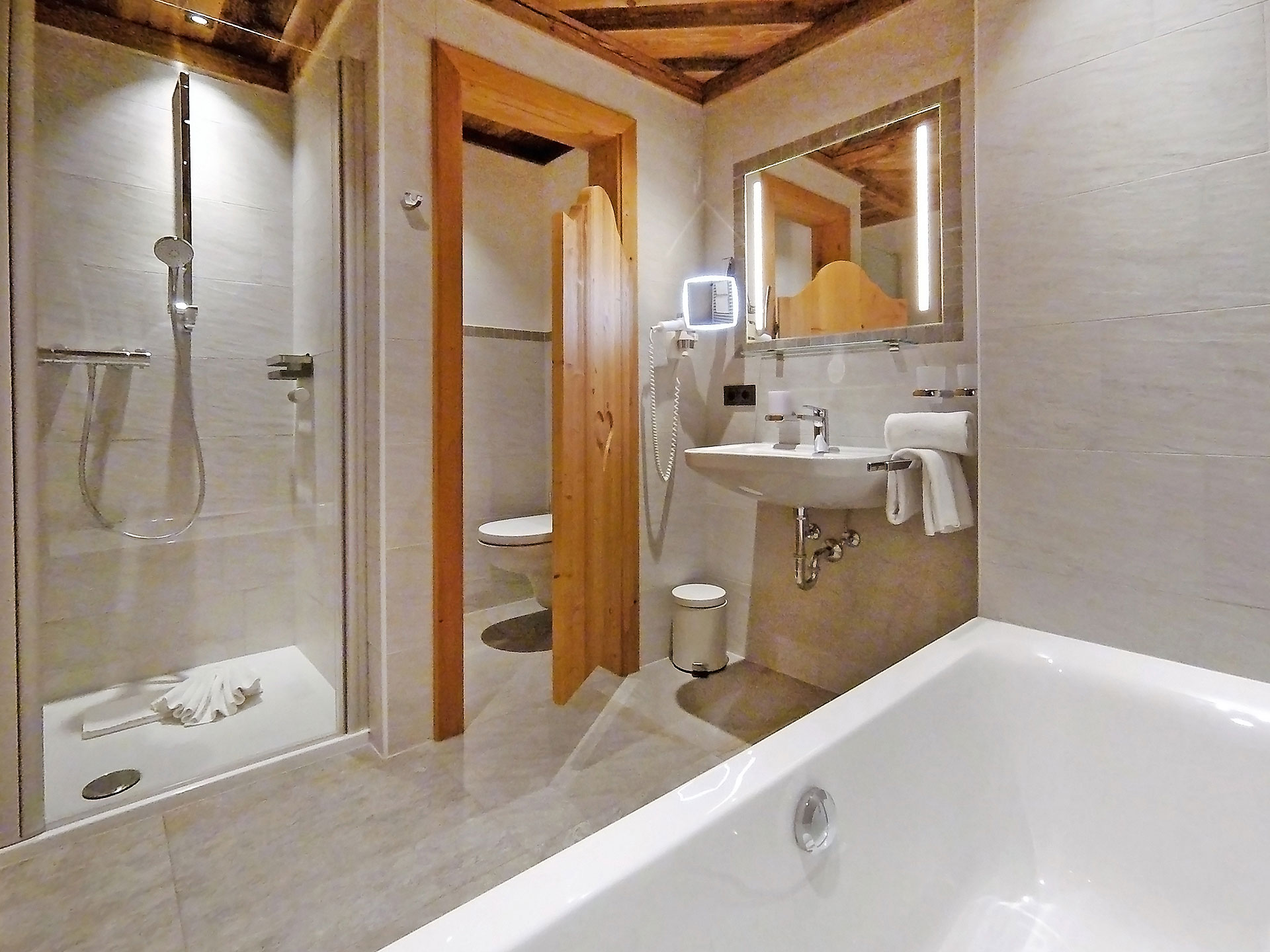 Badezimmer-Layout: Badewanne und Dusche in hellem Ambiente, perspektivisch unverzerrt - nach Bildbearbeitung