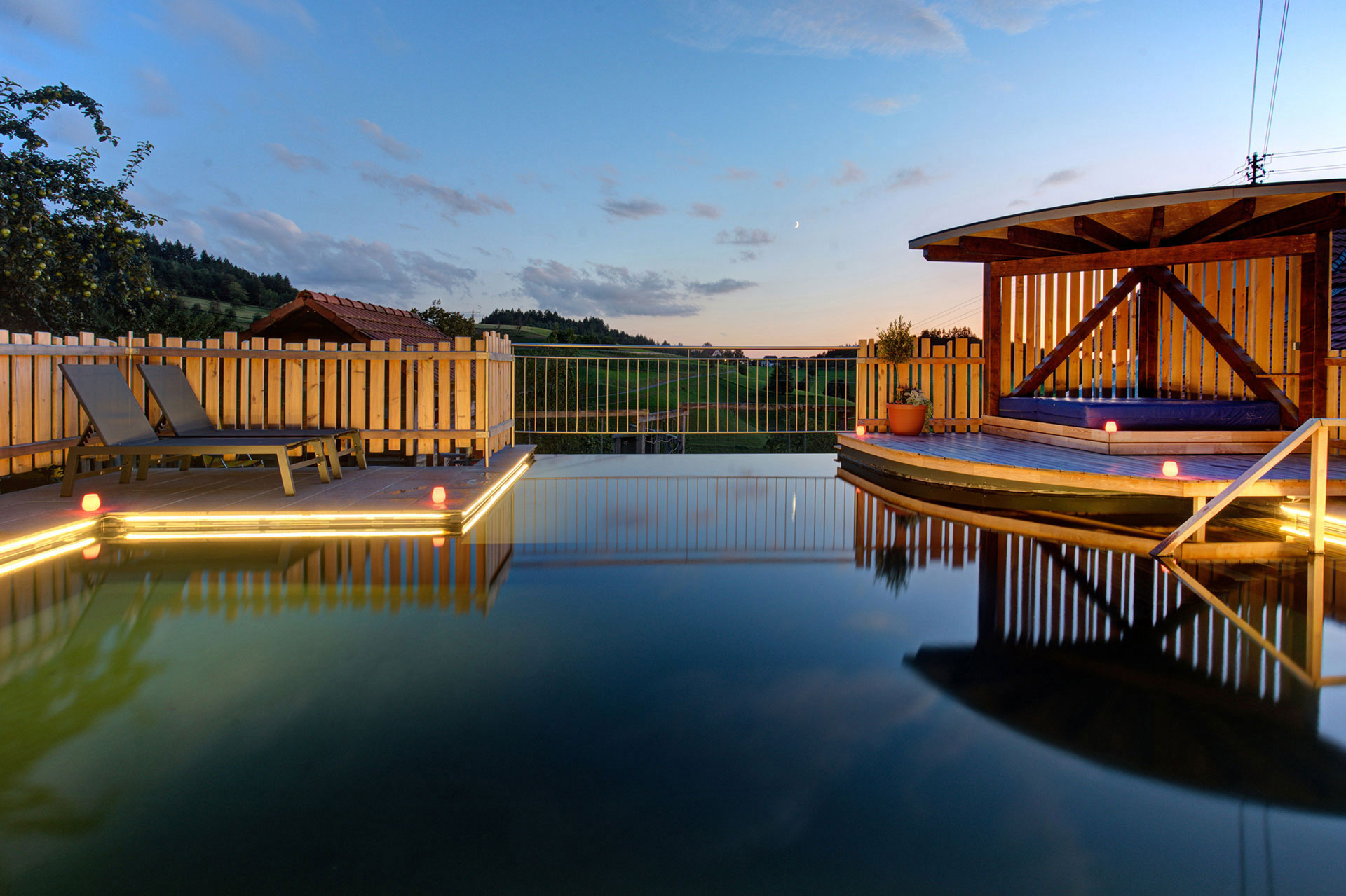 Naturpool abends im Sommer Grub-Daniel-Hof