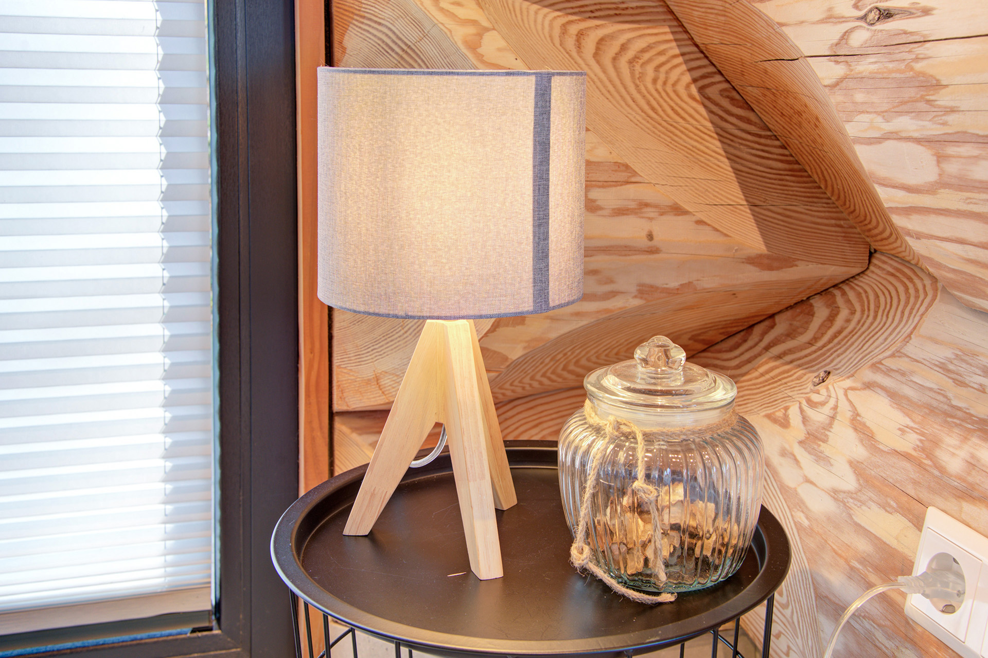 Lampe und Glas auf Tablett im Ferienhaus Armin Darstein