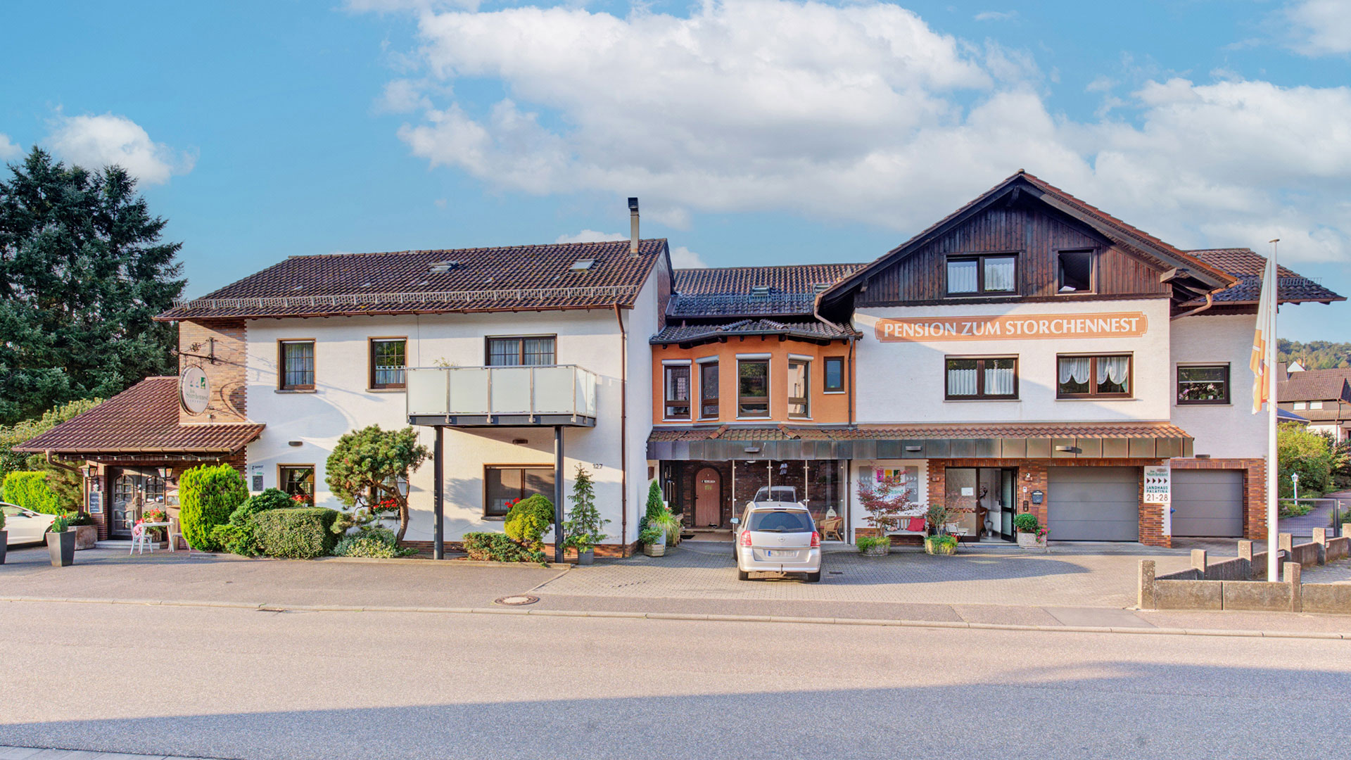 Aussenfoto von Landhotel mit blauem Himmel