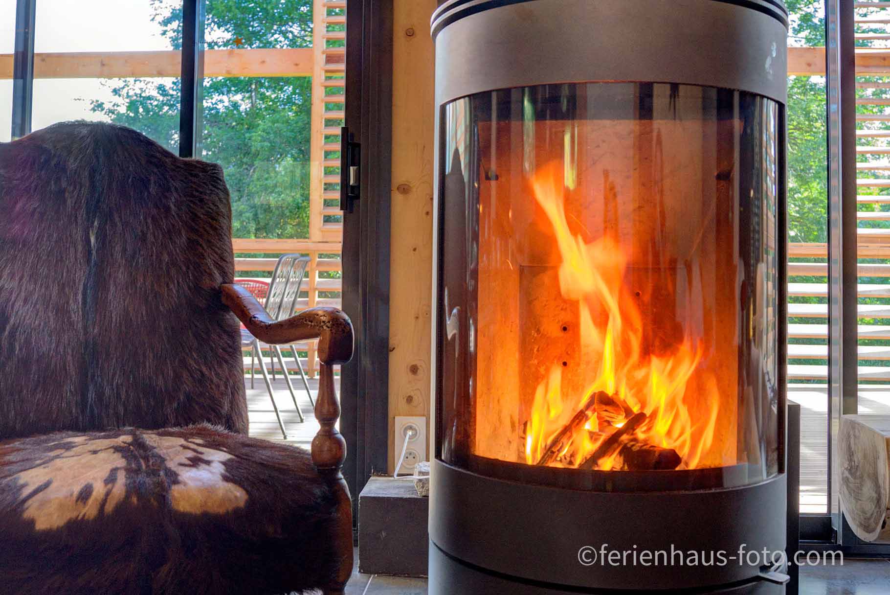 ferienhaus foto brennender kamin schwedenofen mit sessel