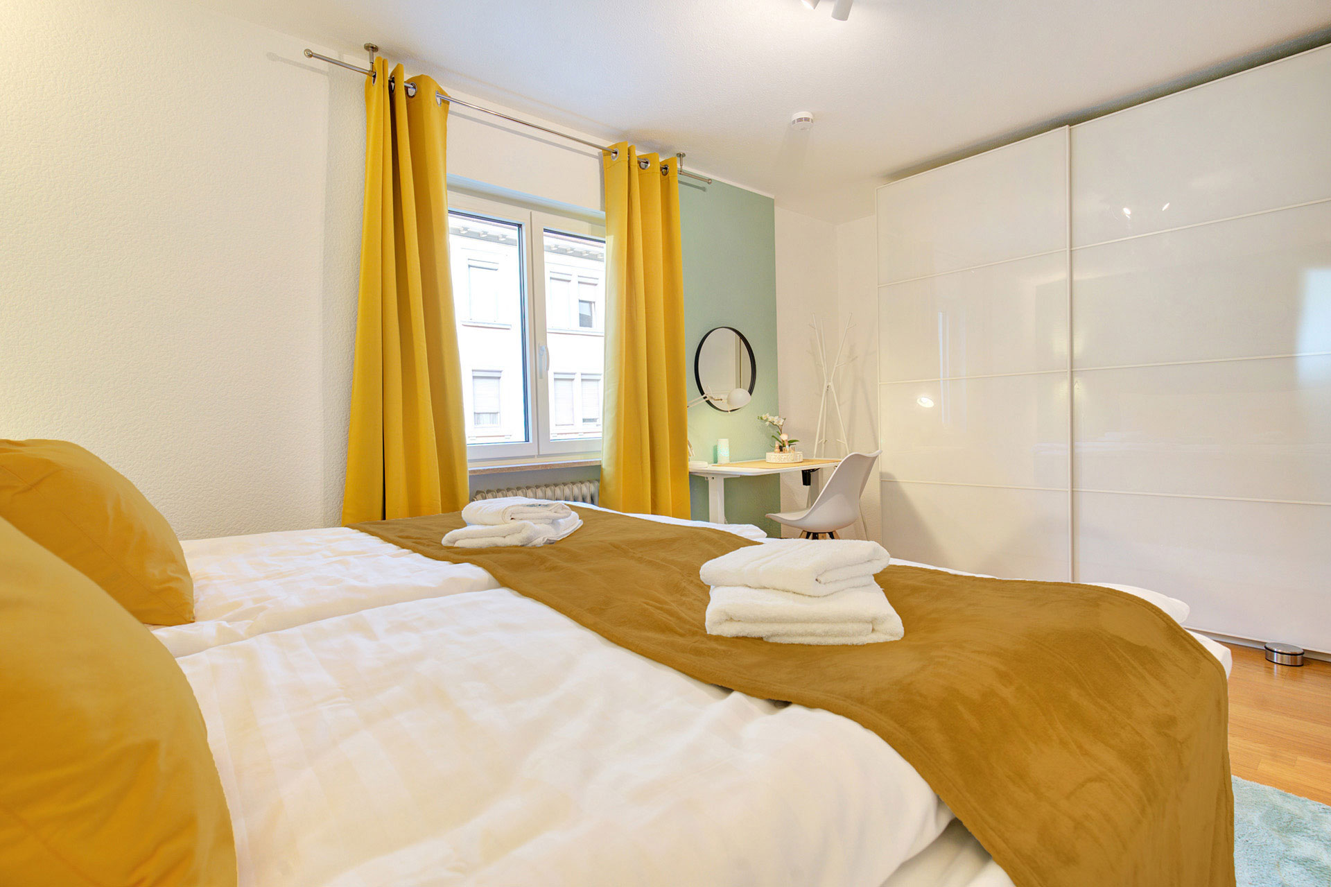 blick vom doppelbett mit handtüchern zum fenster der ferienwohnung - vom airbnb fotograf