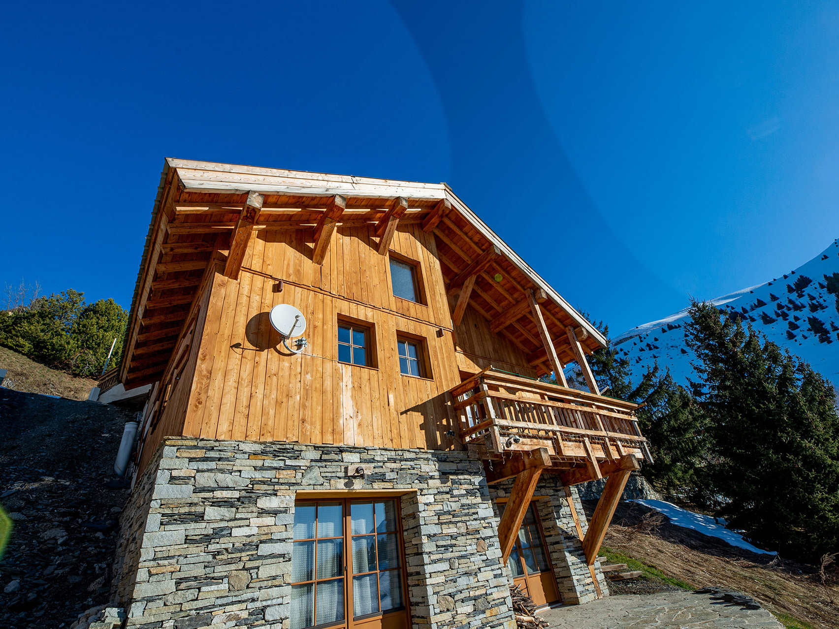 Verzerrtes Bild eines traditionellen Chalets im Frühling, schneefreie Außenansicht, naturholz - vorher