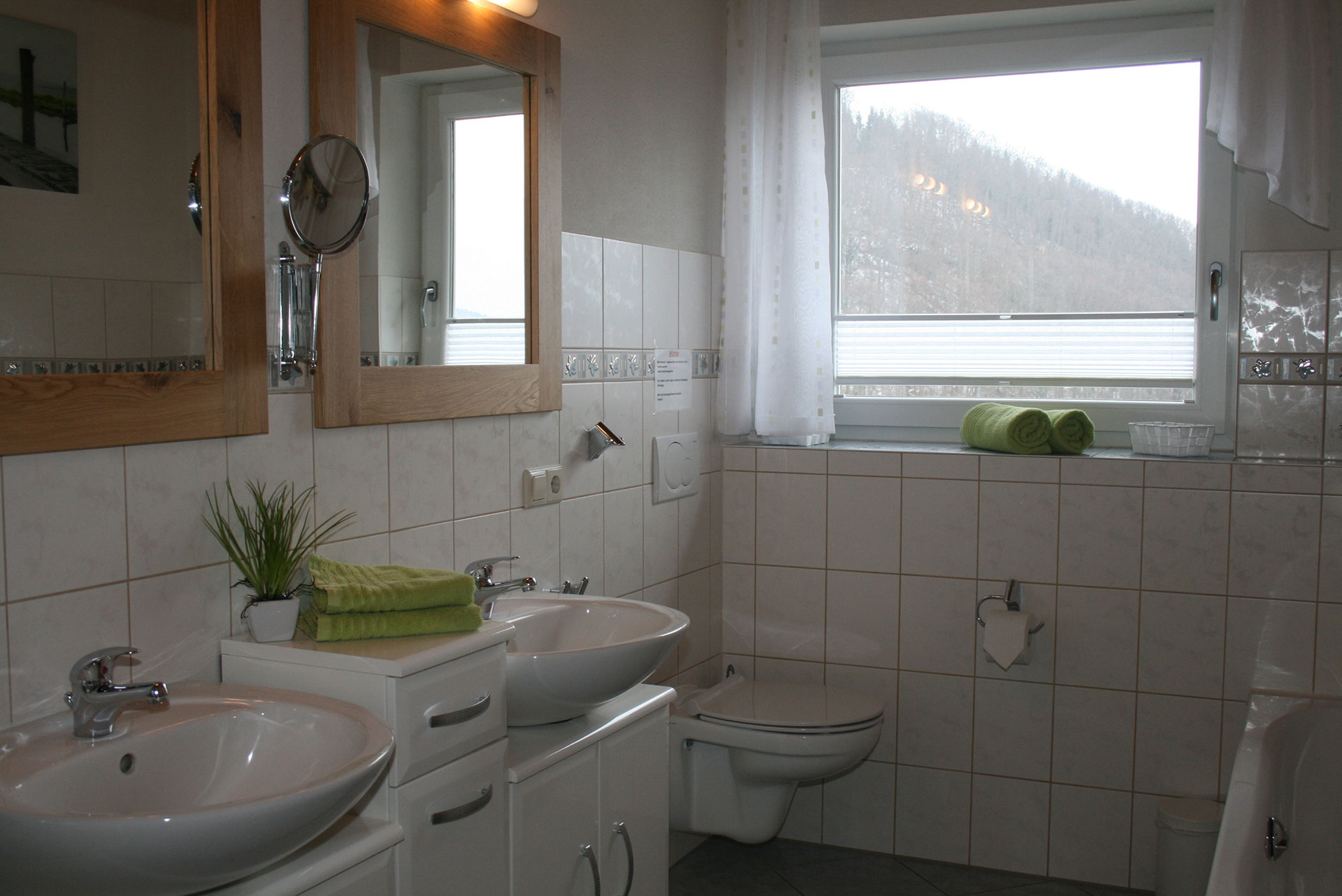 foto verbessern badezimmer vorher dunkel