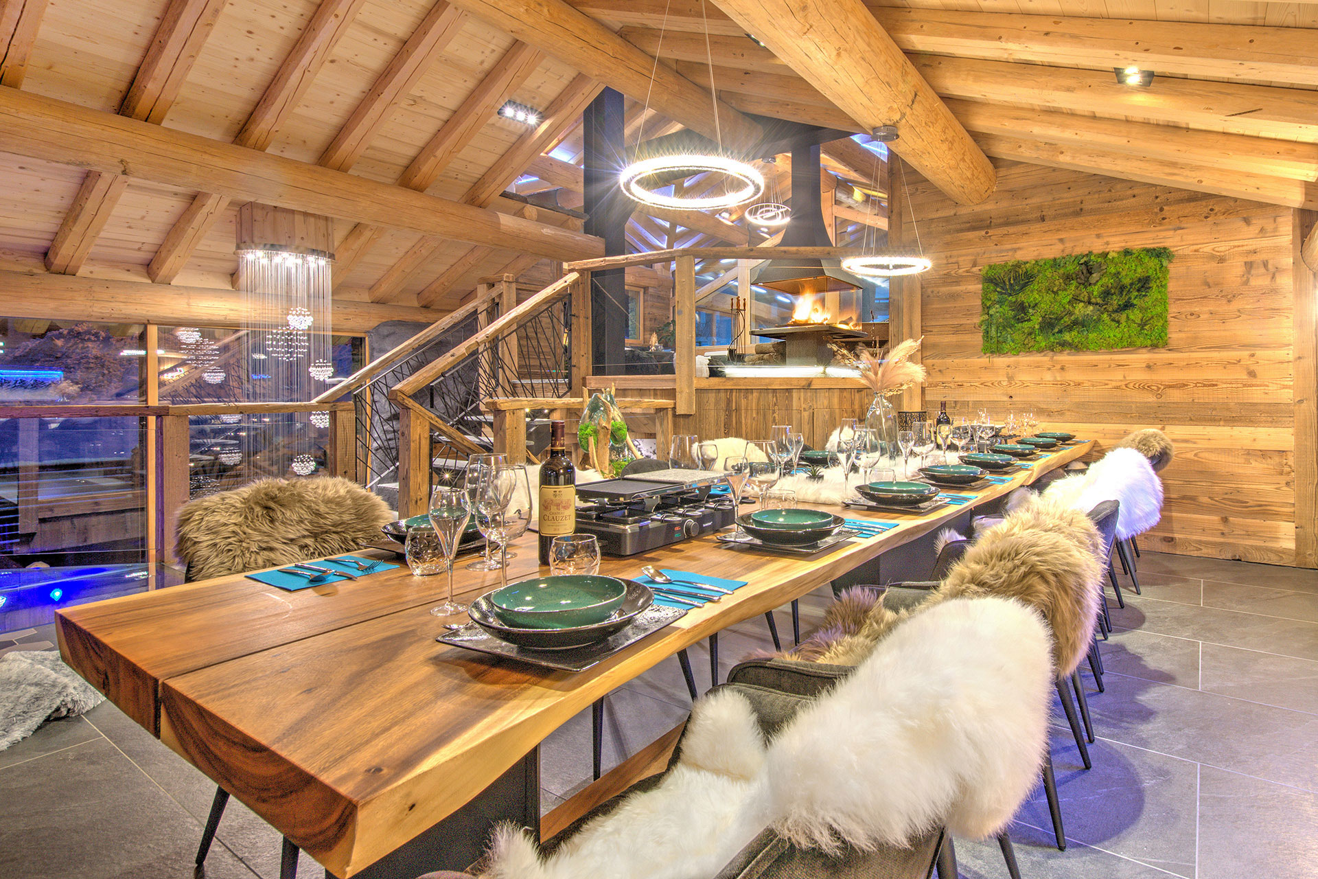 Grosser modern eingedeckter Essbereich im Chalet Diamant du Paradis am Abend