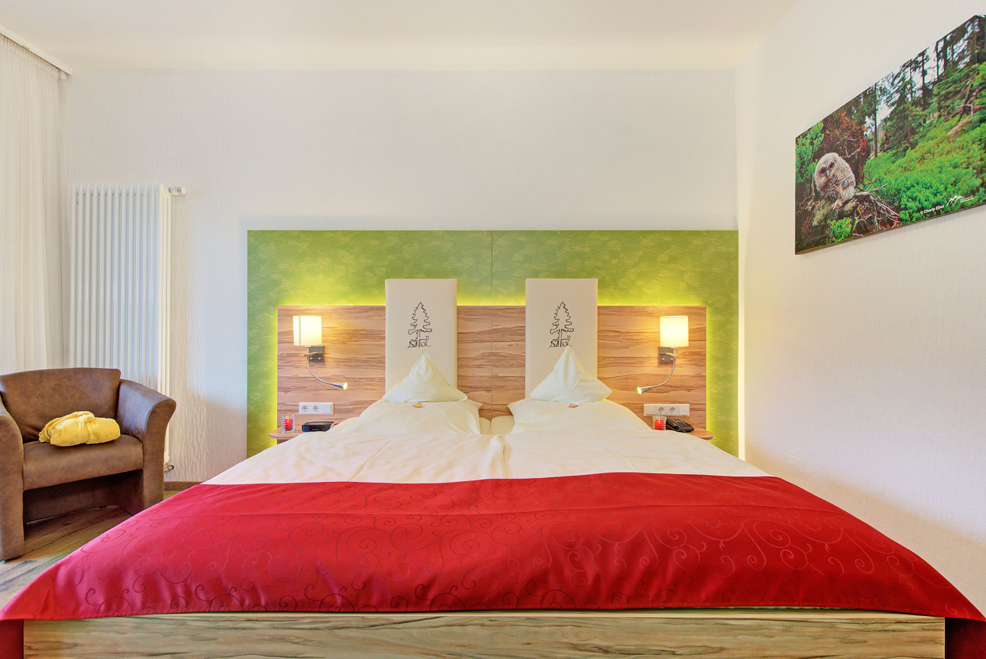 doppelzimmer roter bettläufer grüne wand in hotel