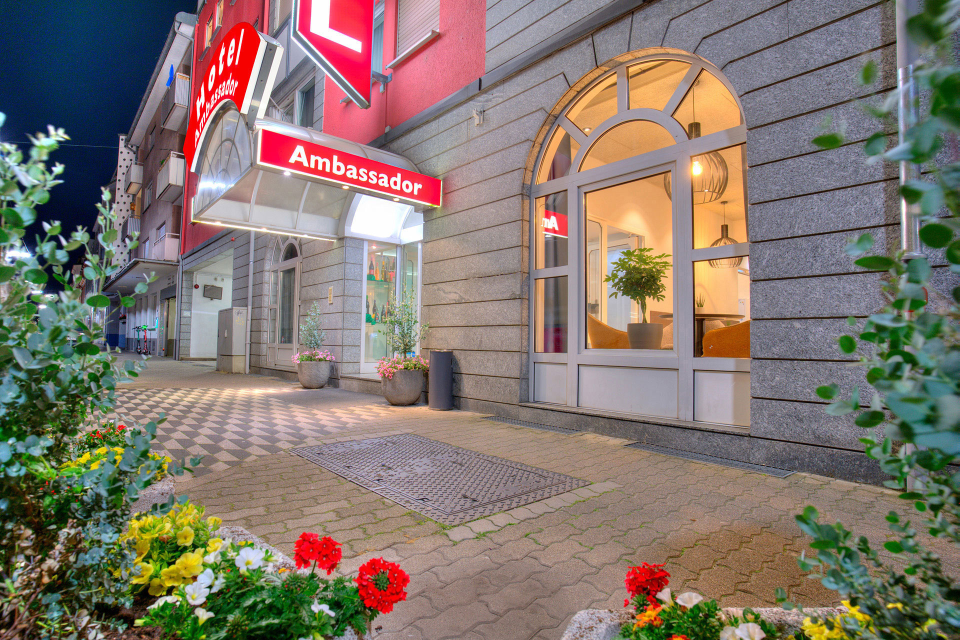 Eingangsbereich abends Hotel Amabassador