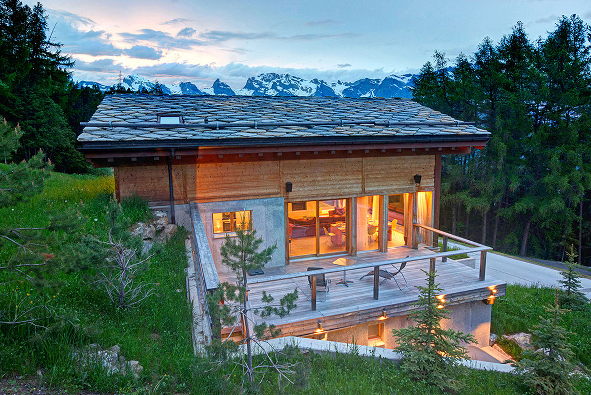 Aussenaufnahme mit Blick auf Schneeberge Chalet Majestic