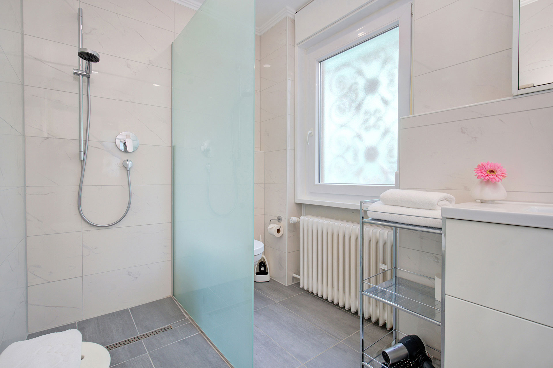 modernes weises Badezimmer barrierefrei mit grosser Dusche