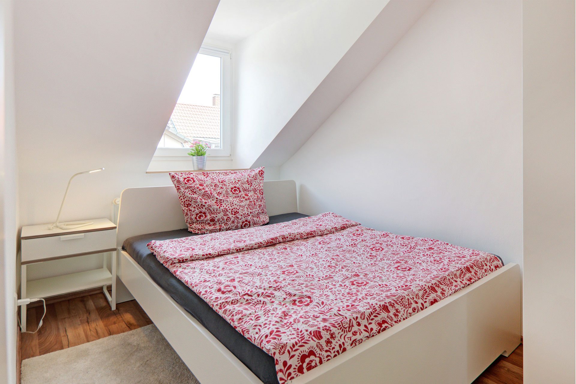 fotografin dekoriert grosses einzelbett vorher