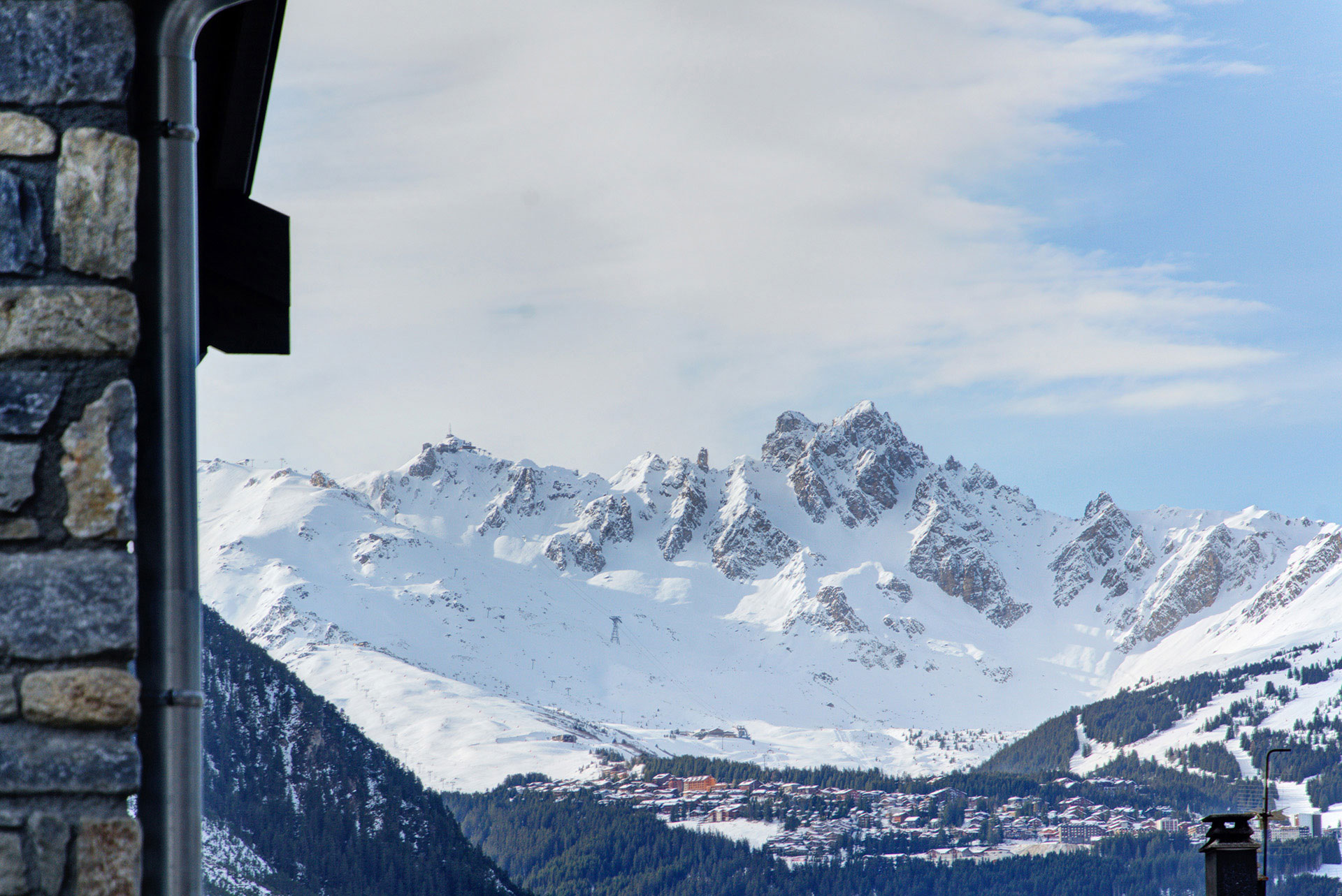 ferienhaus foto panoramablick auf die verschneiten berge richtung courchevel