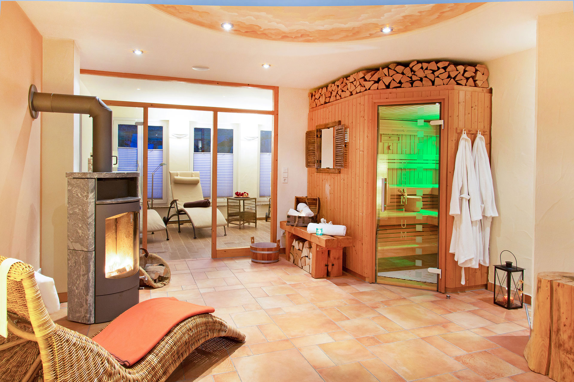Wellnessbereich mit Sauna und Kamin im Ferienhof Reeshof