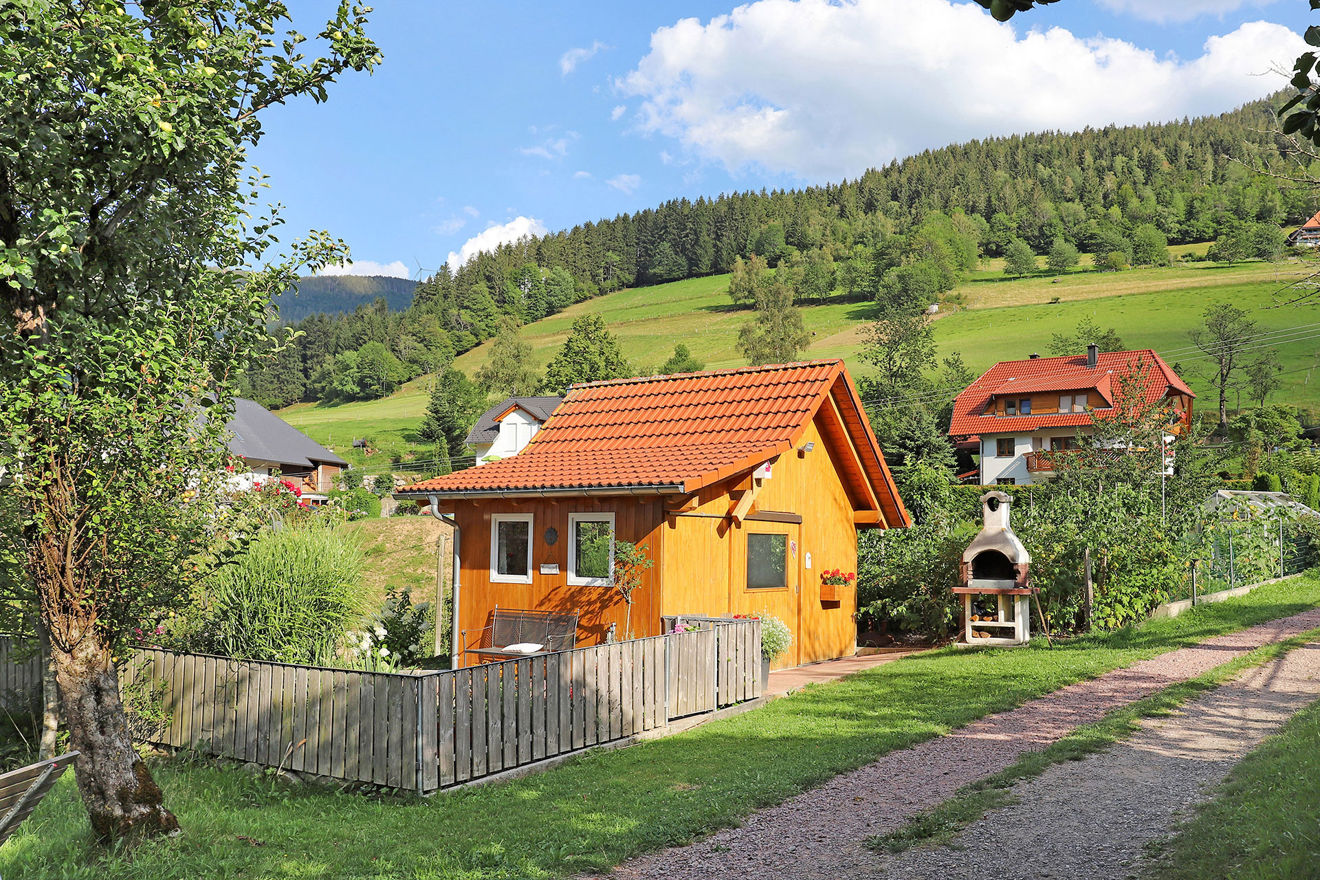 foto verbessern helles farbiges gartenhäuschen nachher