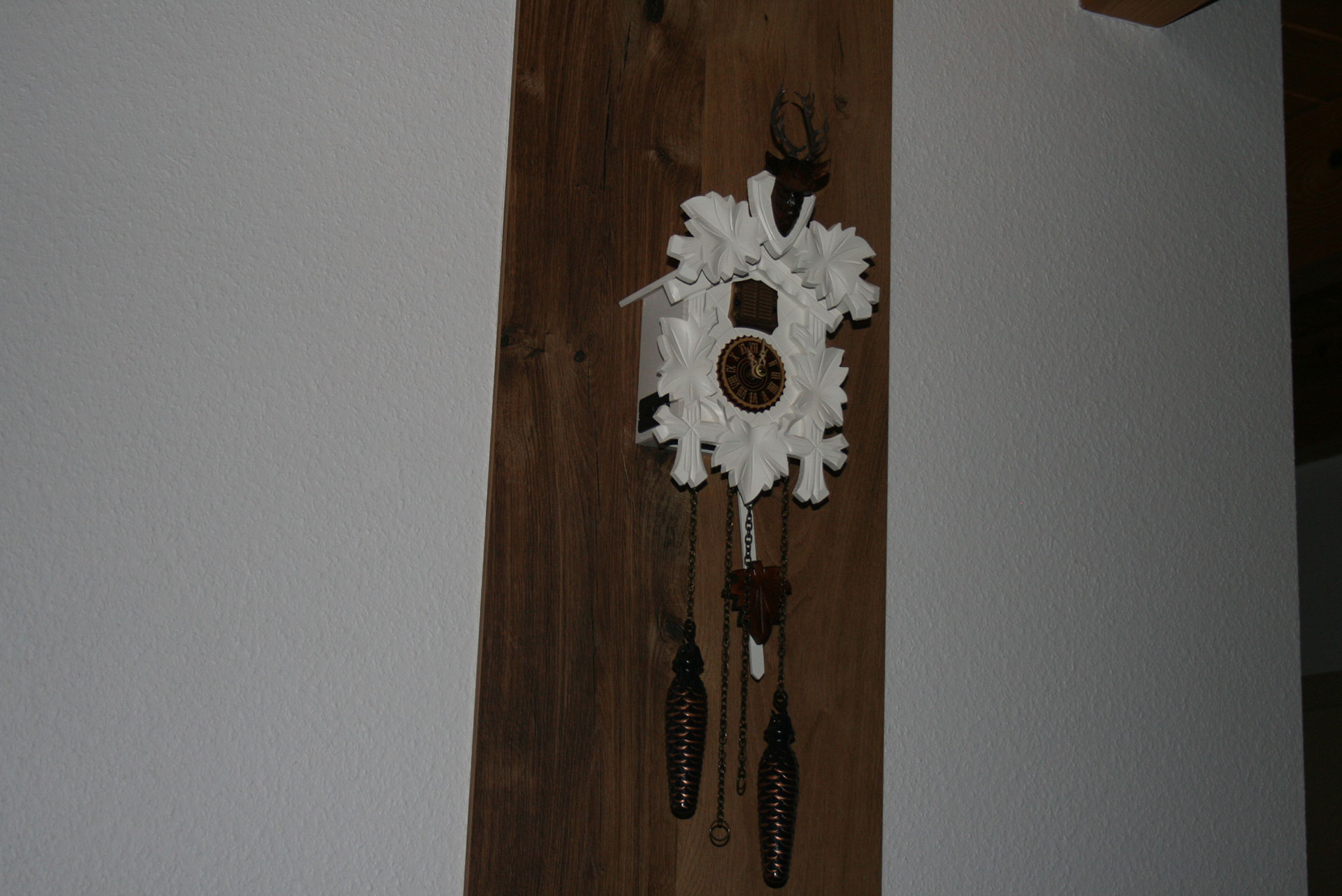 foto verbessern holzwand mit weiser kuckuksuhr dunkel vorher