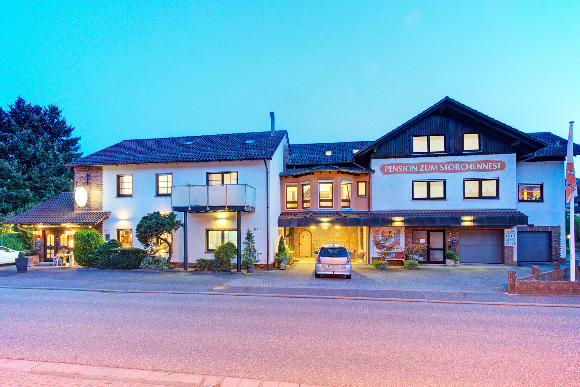 Landhotel Storchennest Aussen am Abend beleuchtet Panorama