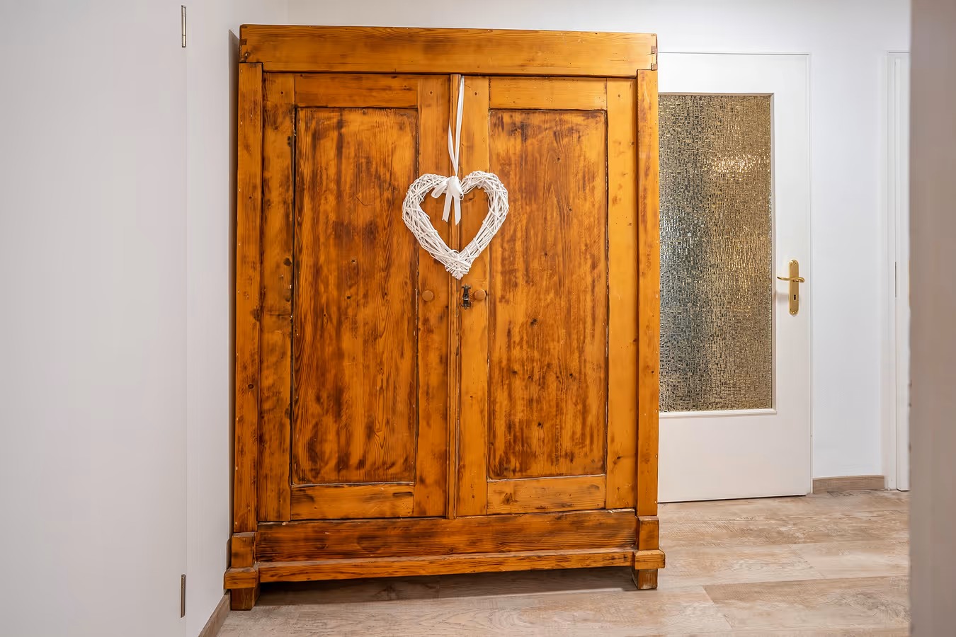 ferienwohnung gang grosser holzschrank mit herz
