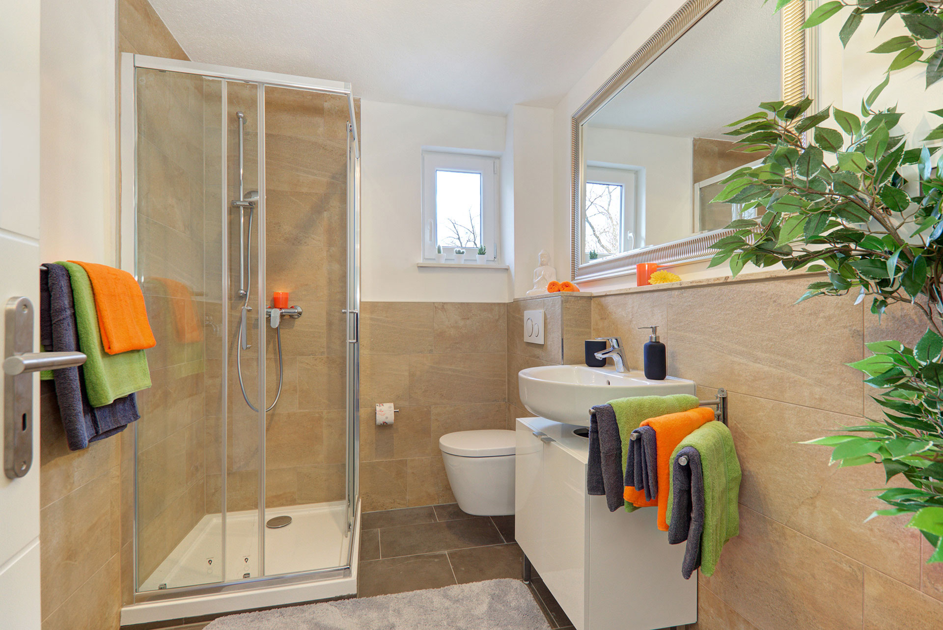 apartment fotografieren badezimmer mit waschbecken wc und dusche orangegrüngraue handtücher