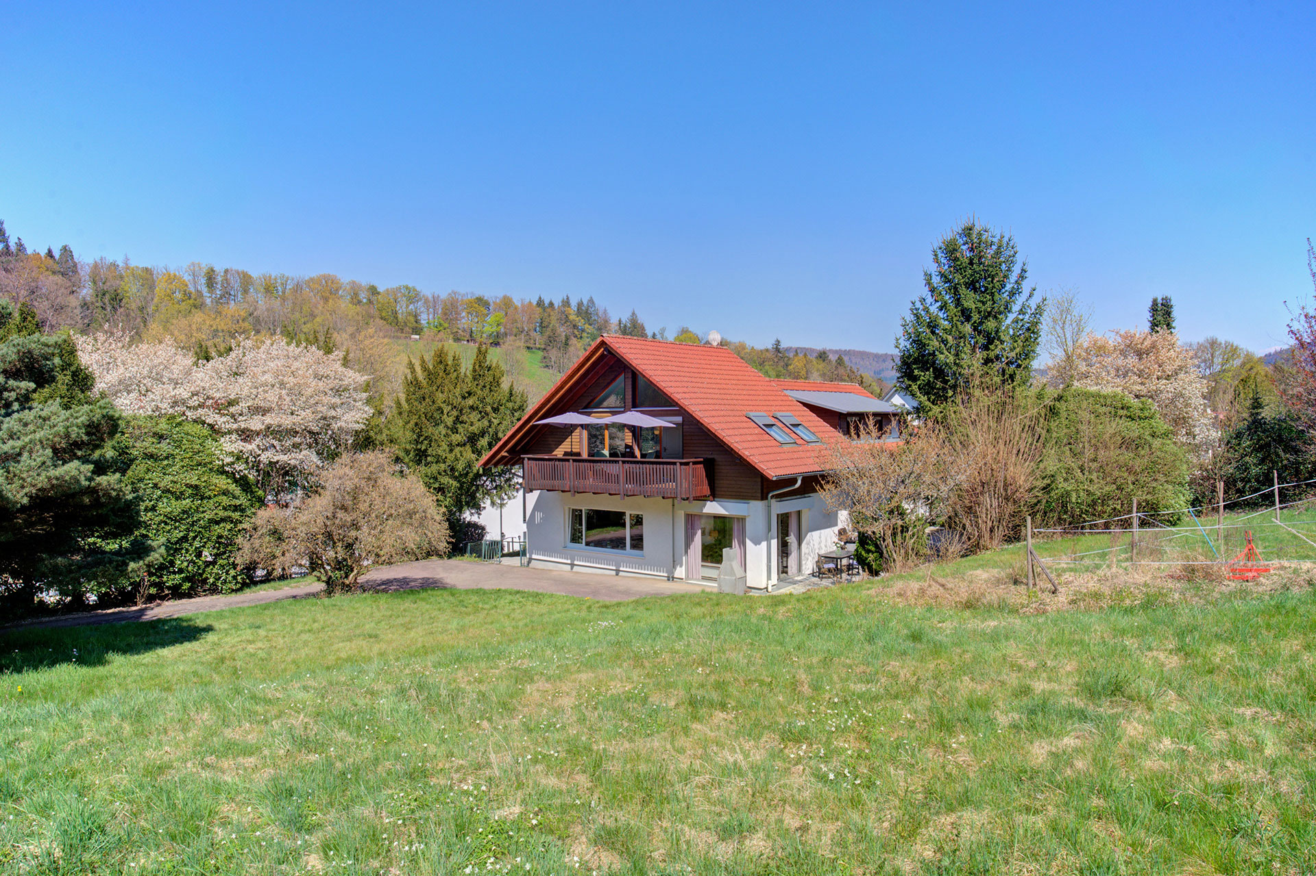 Ferienhaus im Grünen mit blauem Himmel