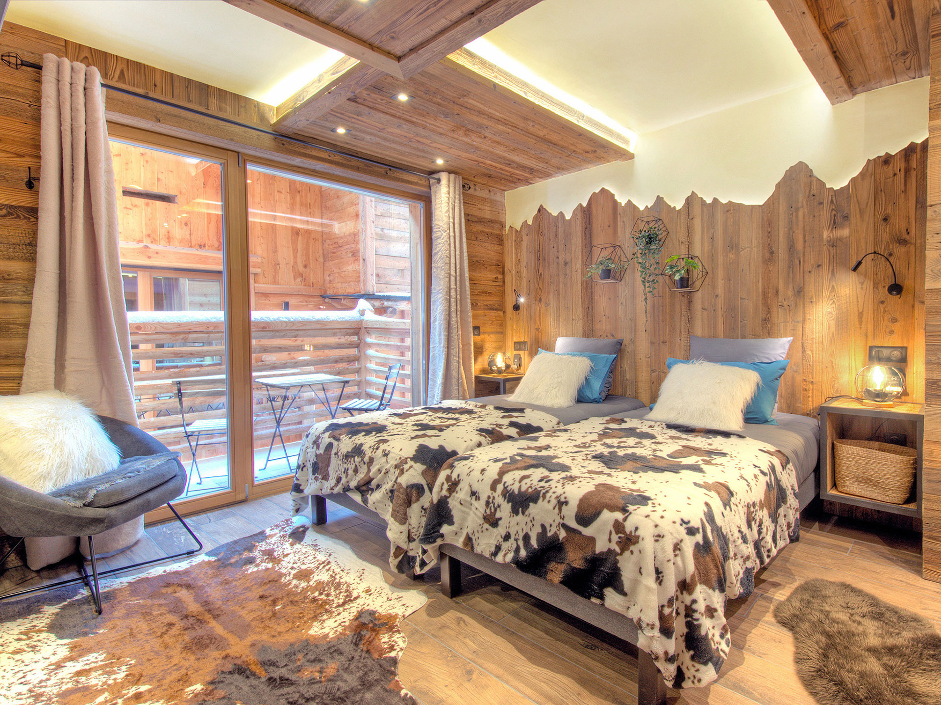 Helle Schlafzimmer mit Kuhfell auf bett