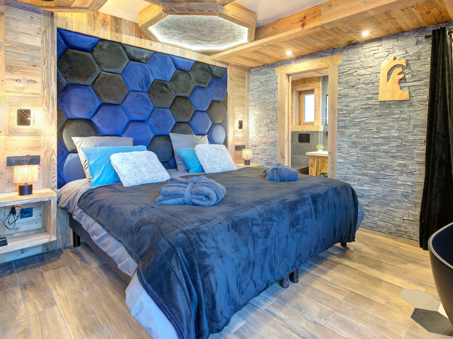 Master Bedroom im Luxus-Chalet mit Blick auf Badezimmer