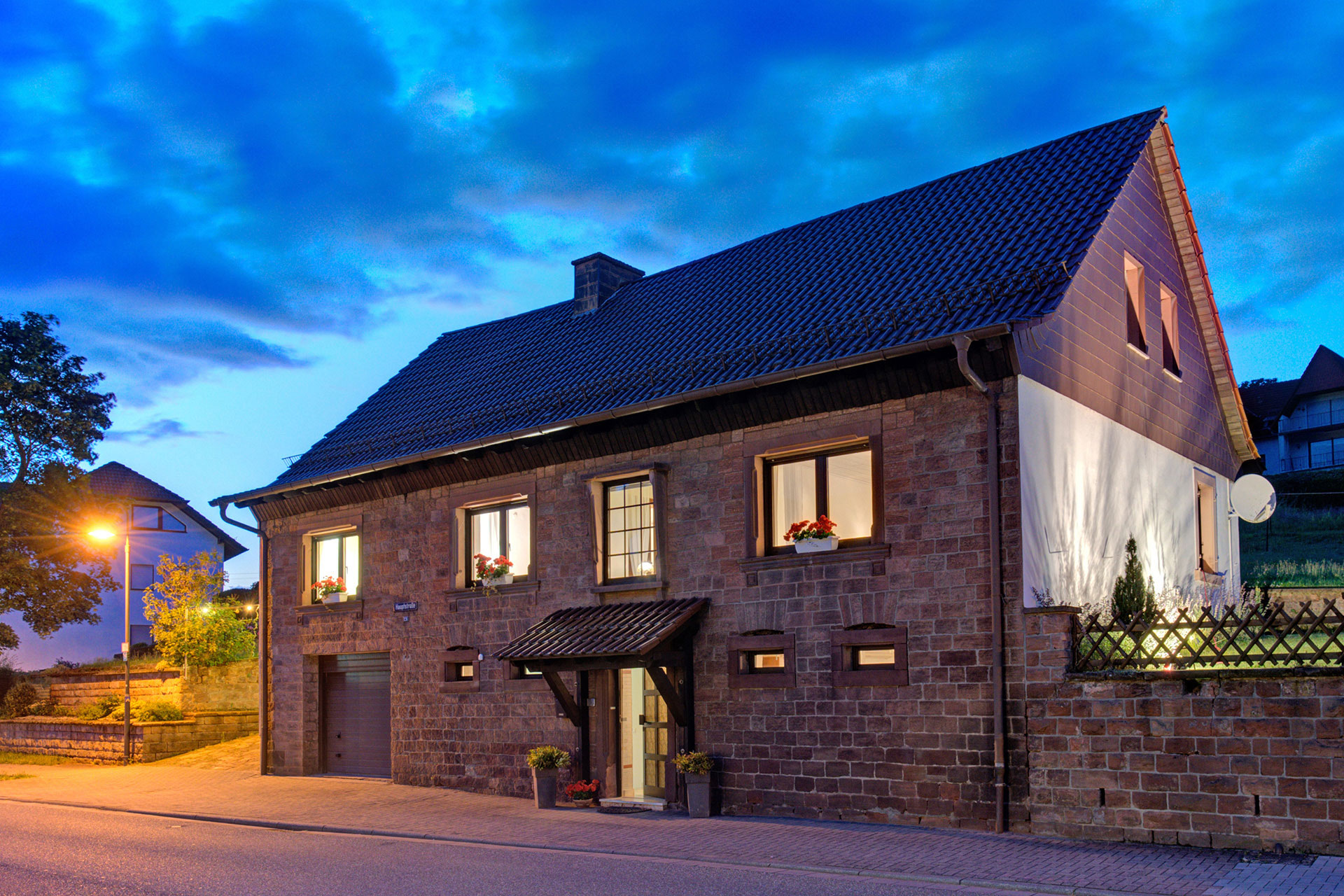 ferienhaus in Abendstimmung bei blauem Licht 