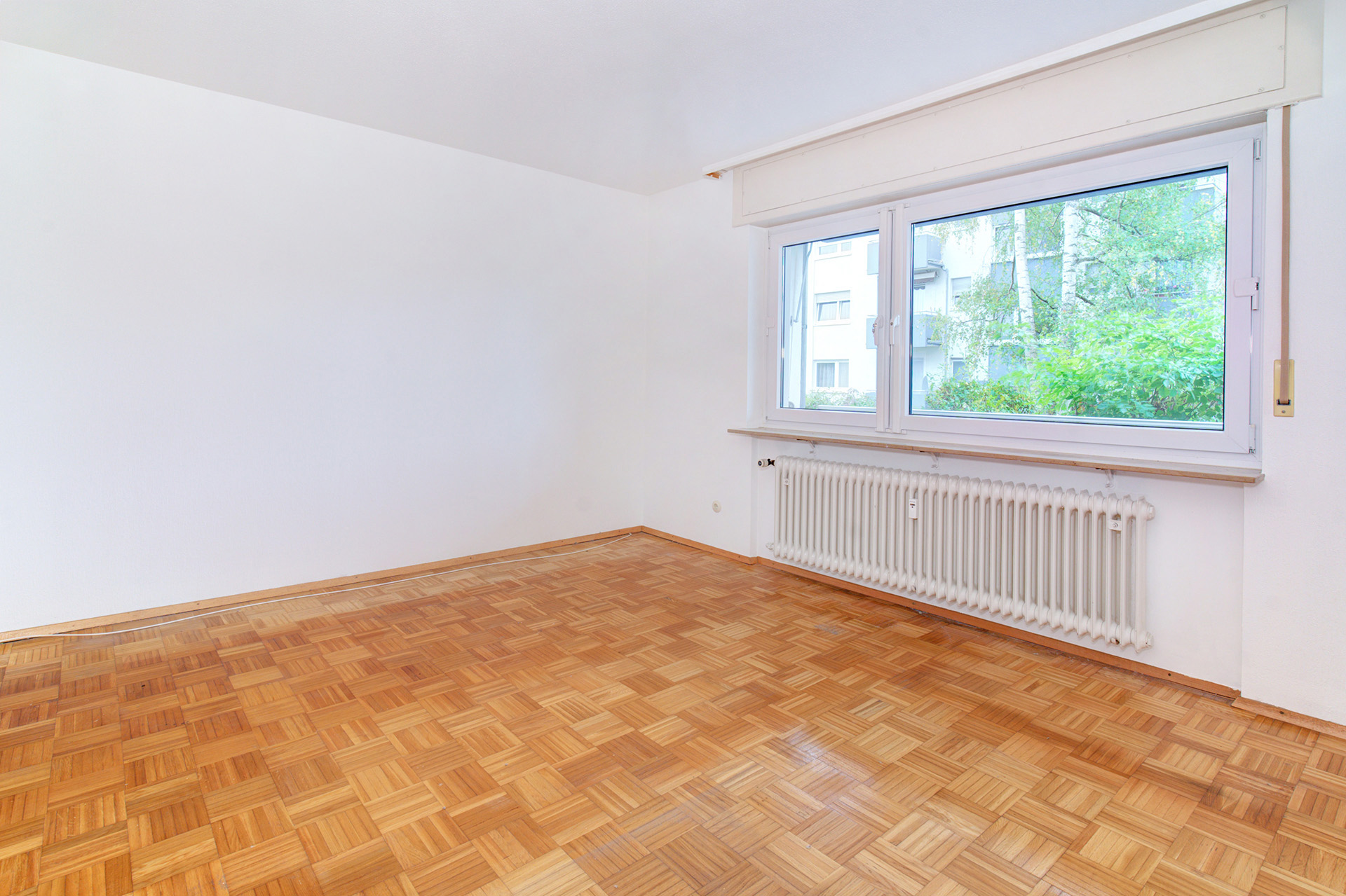 Geräumiges leeres Schlafzimmer mit Holzboden - Immobilienfoto für virtual staging